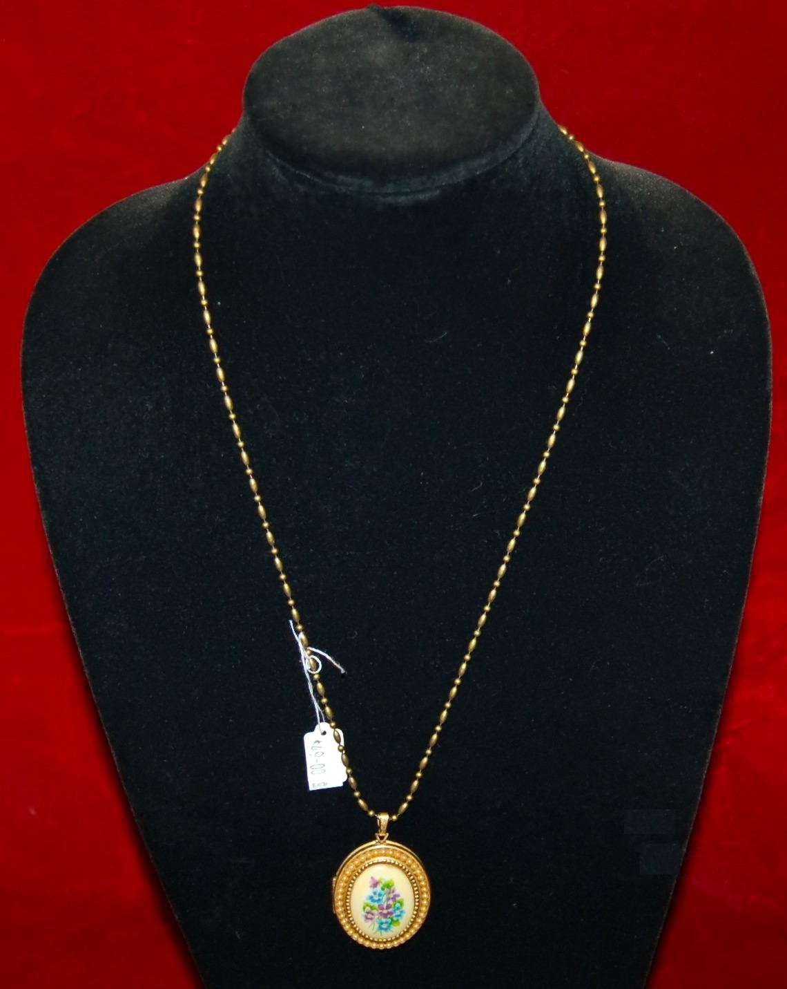 VINTAGE JEWELRY Necklace Floral Locket Pendant On Chain