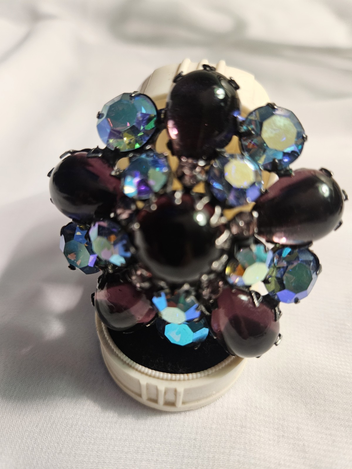 1950s VINTAGE REGENCY MID-CENTURY BLUE/PURPLE GIVRE GLASS DOMED BROOCH