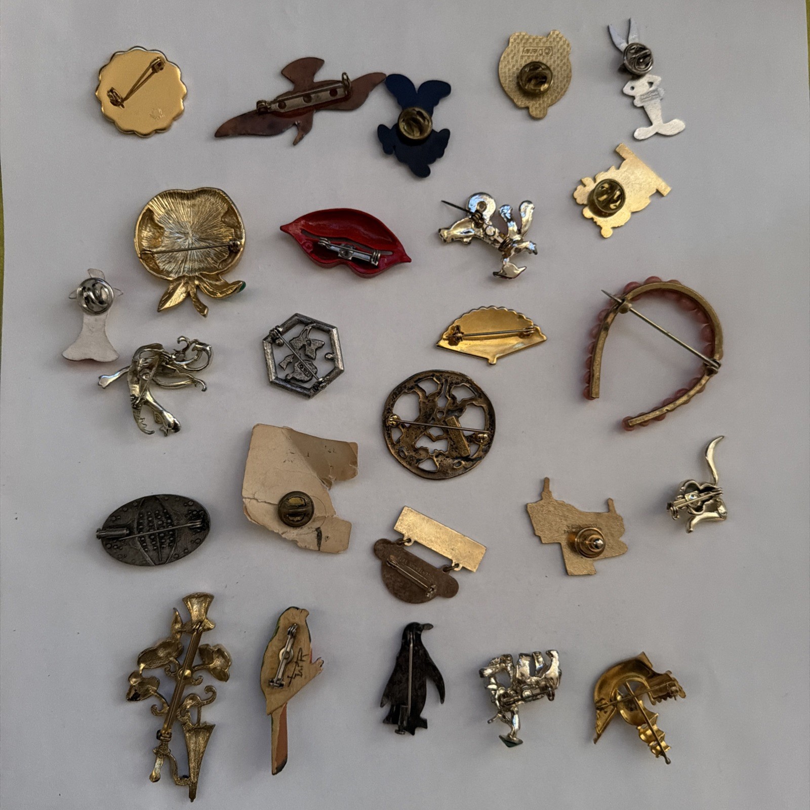 vtg pin lot of 25 collectible rare hard to find horseshoe souvenir Disney apple