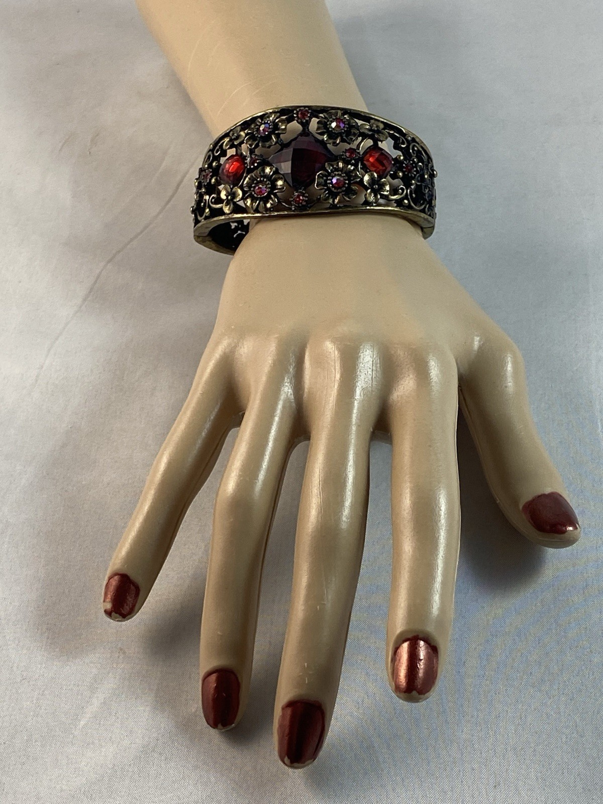 STUNNING VINTAGE LOOKING RED RHINESTONE CRYSTAL STATEMENT BANGLE BRACELET ~ S/M