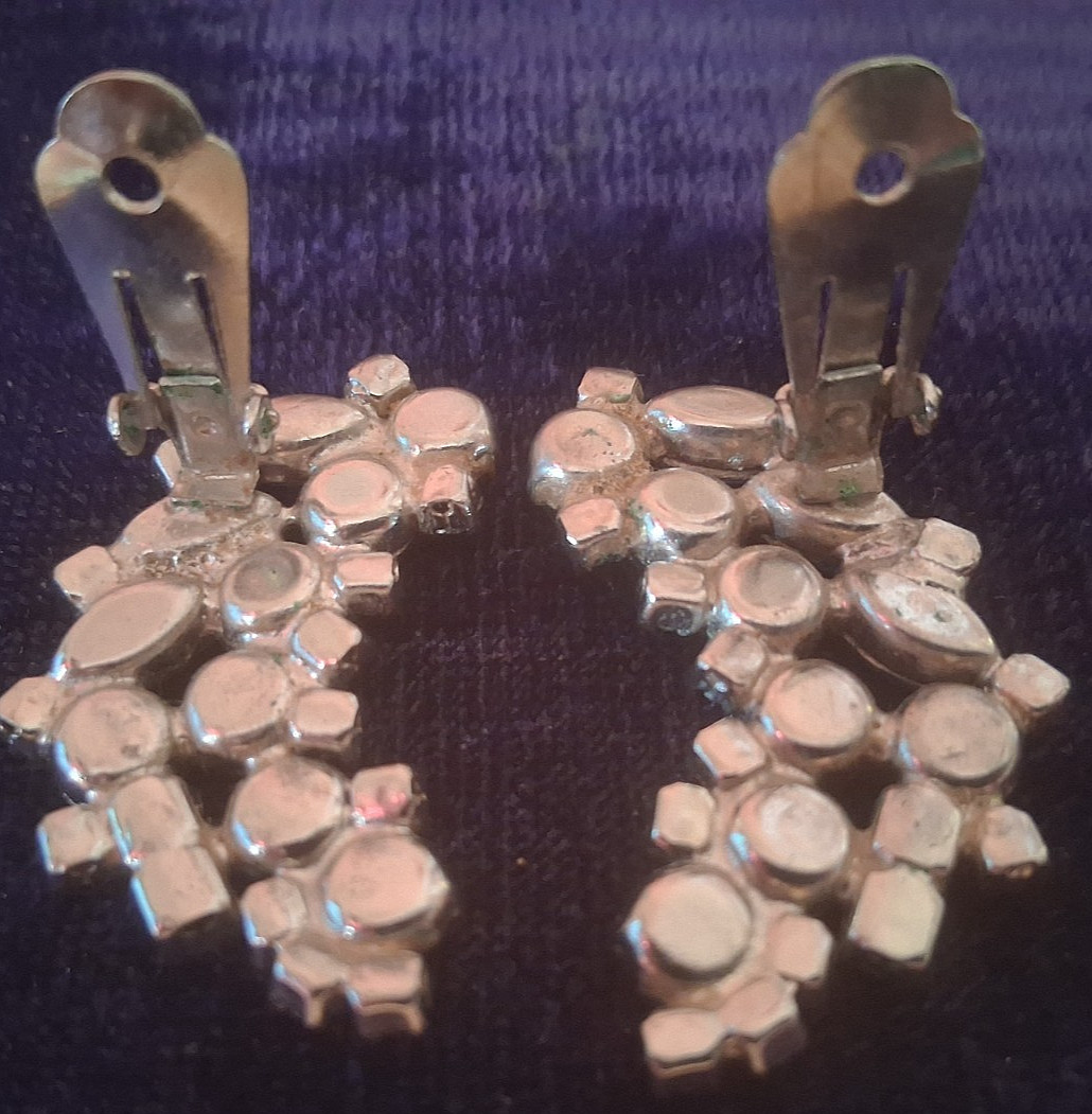 UNBRANED VINTAGE 1.5 X 3/4 ” WIDE DARK & LIGHT BLUE RHINESTONE CLIP EARRINGS