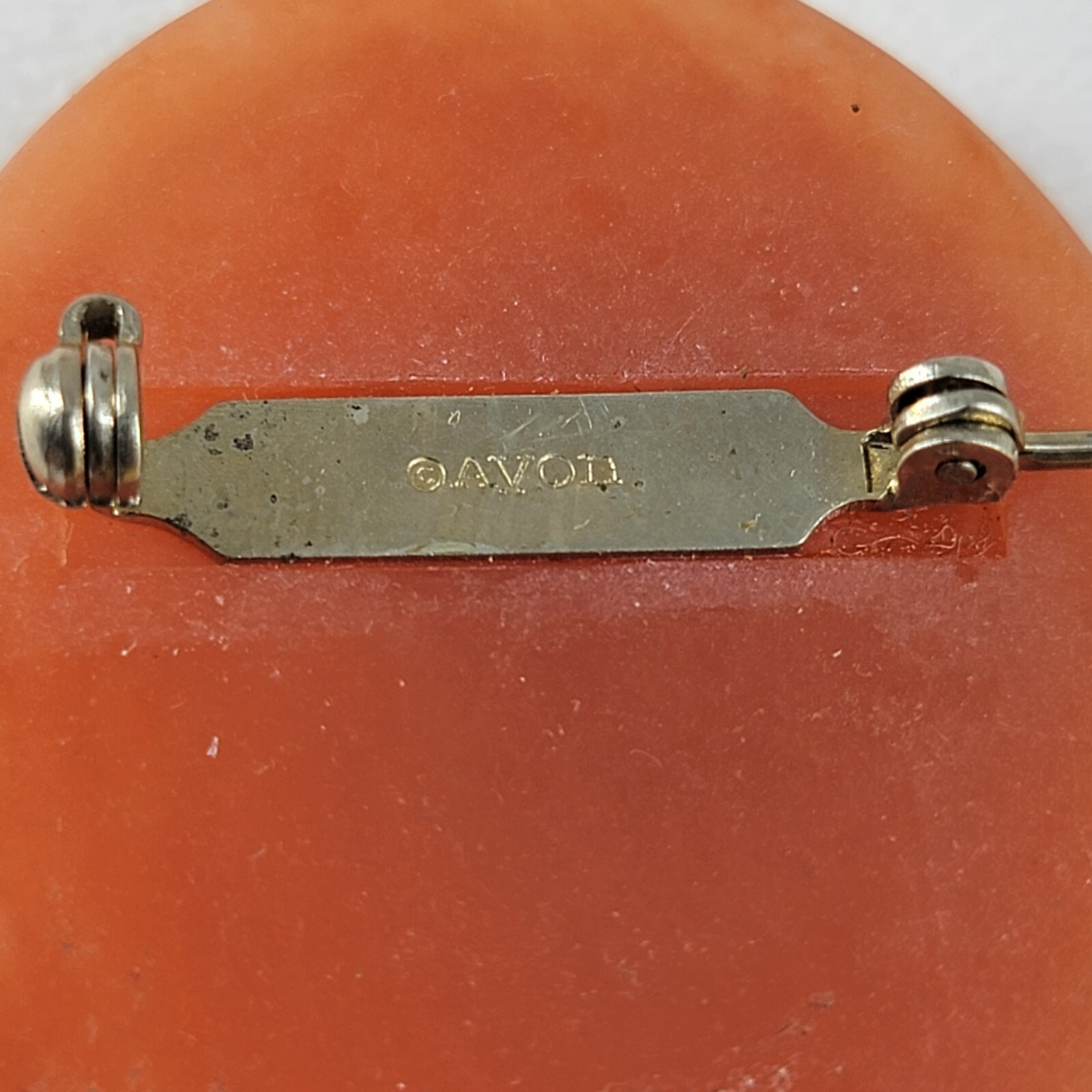 Vtg AVON Cameo Brooch Pin – Acrylic Cream Color Flower On Salmon Pink Background