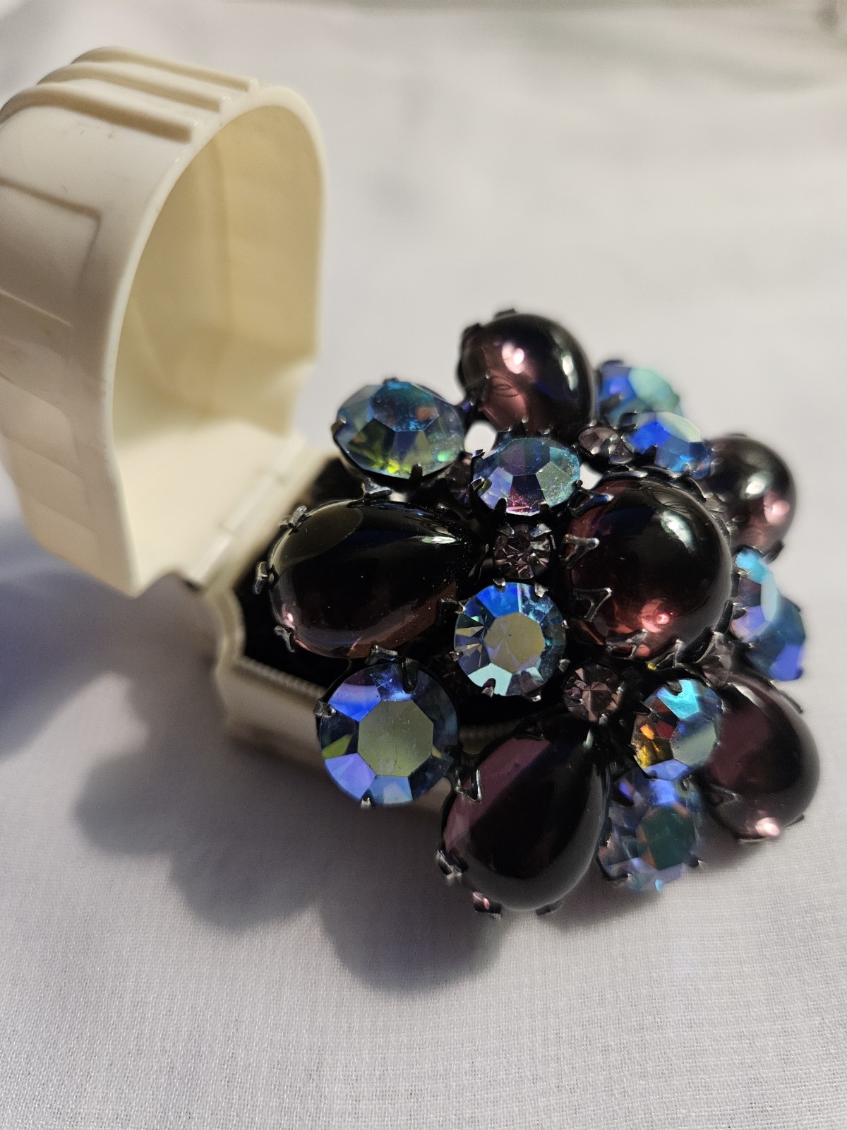 1950s VINTAGE REGENCY MID-CENTURY BLUE/PURPLE GIVRE GLASS DOMED BROOCH