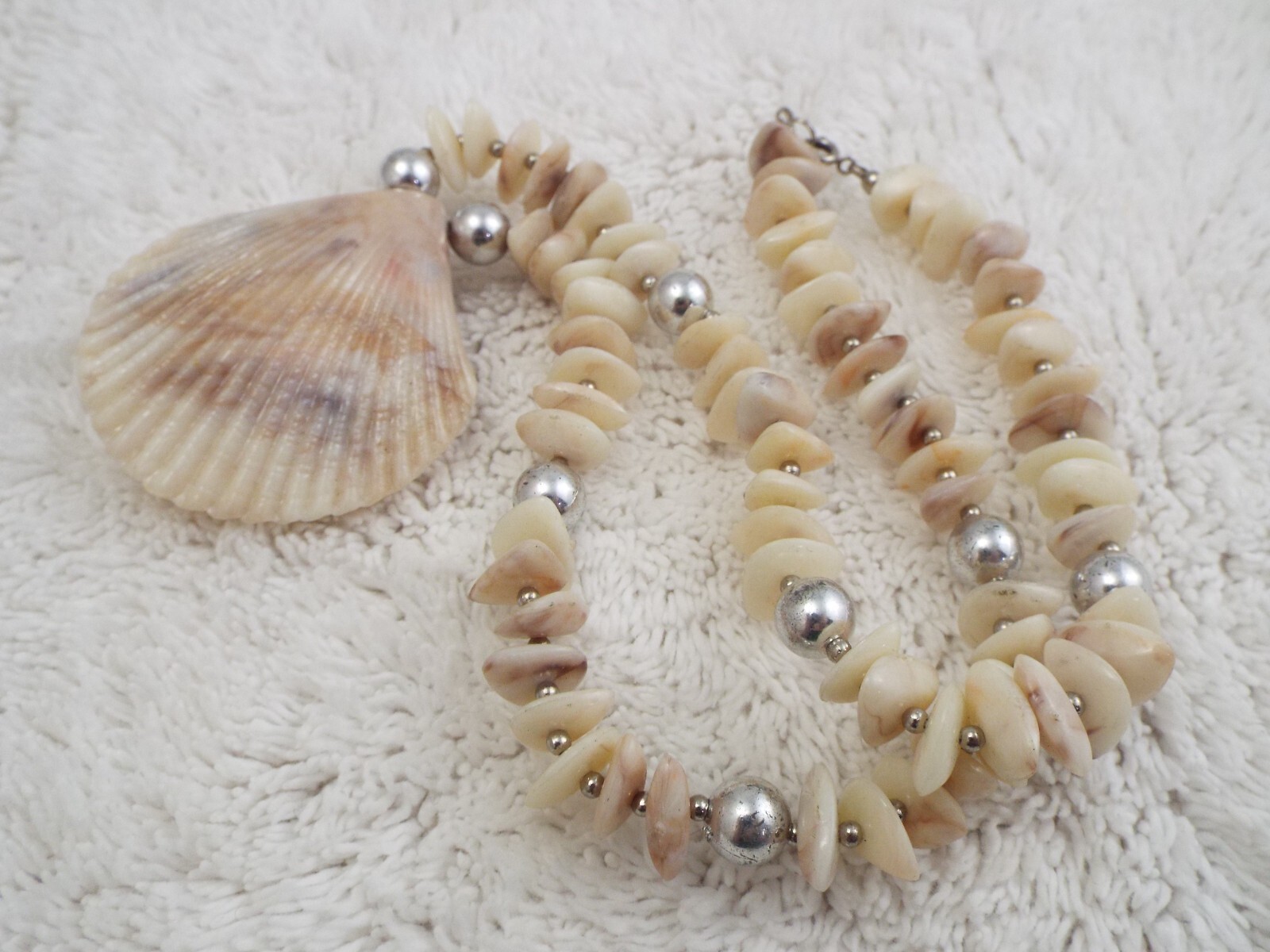 Cream Brown Acrylic Shell Pendant Necklace (B31)