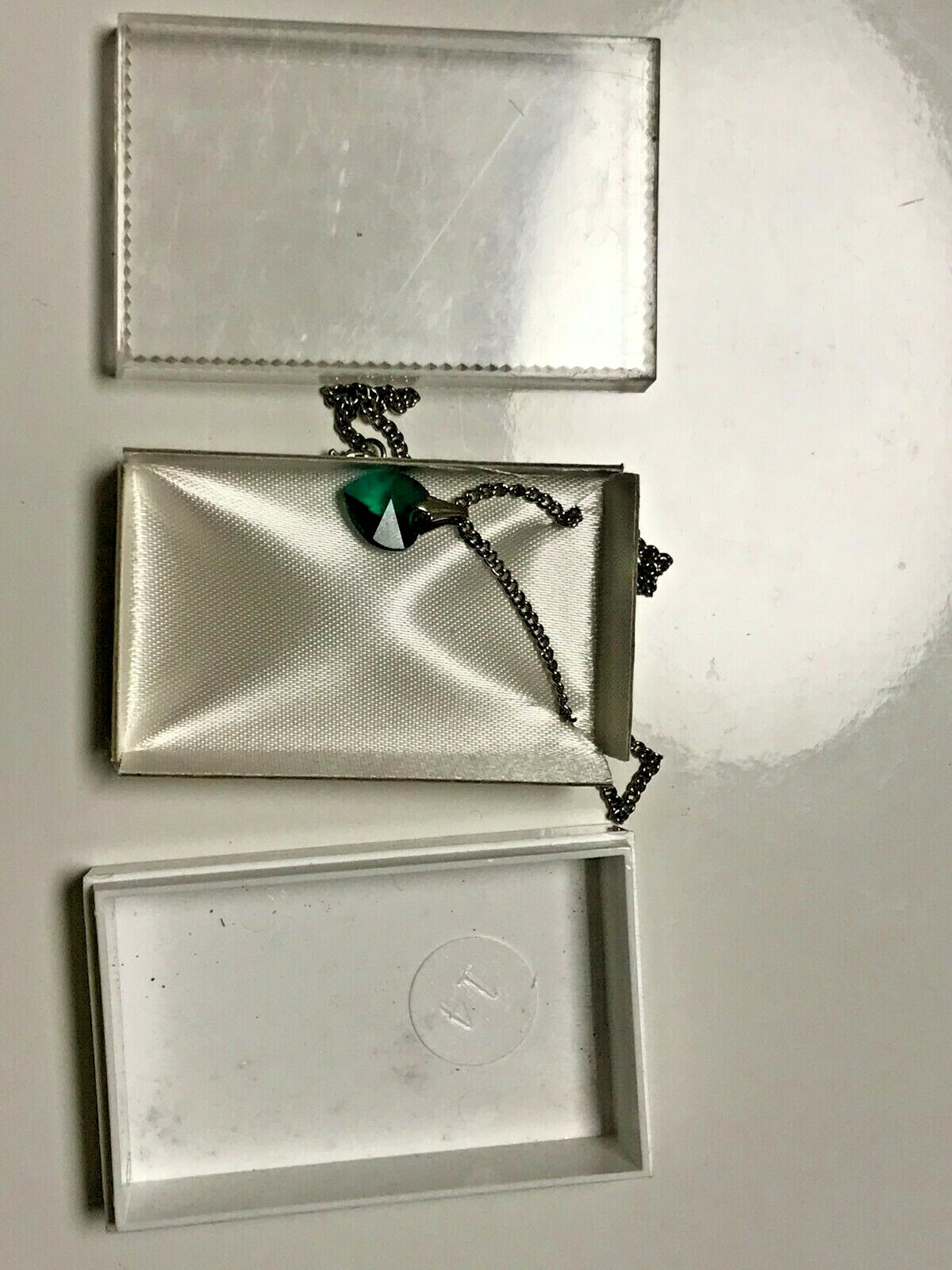 VTG NECKLACE~SIMULATED EMERALD HEART MAY BIRTHSTONE~15.5″~SILVER TONE W GIFT BOX