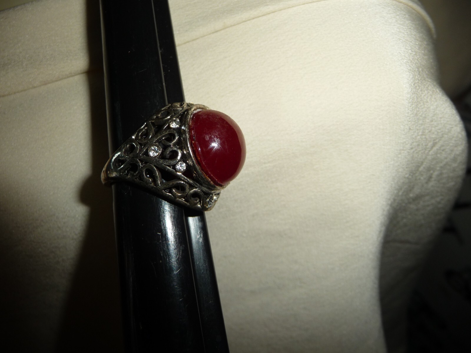 SILVER TONE FILIGREE BAND w RED CENTER STONE Sz 6 3/4 – 7 #19/11AB