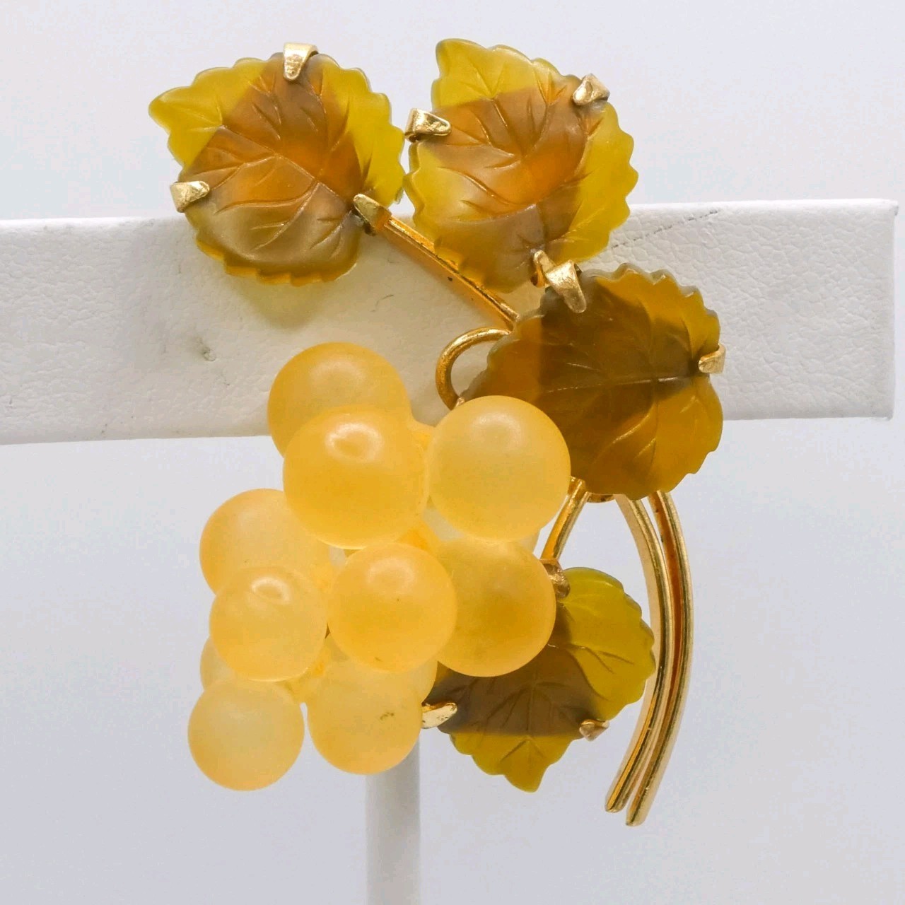 Vintage Lucite Green Grape Vine Cluster 2″ Brooch Pin Womens Men’s