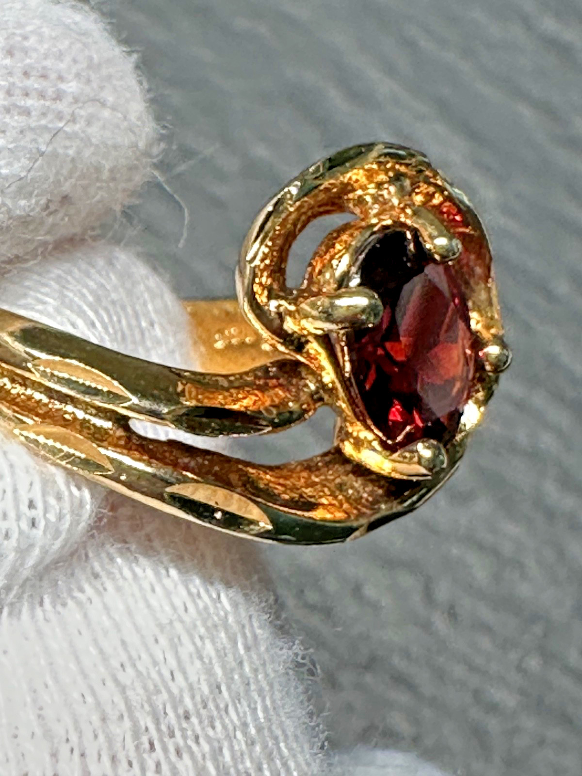 GOLD TONE & OVAL RED ACCENT SCROLL RING SIZE 7.5 H613