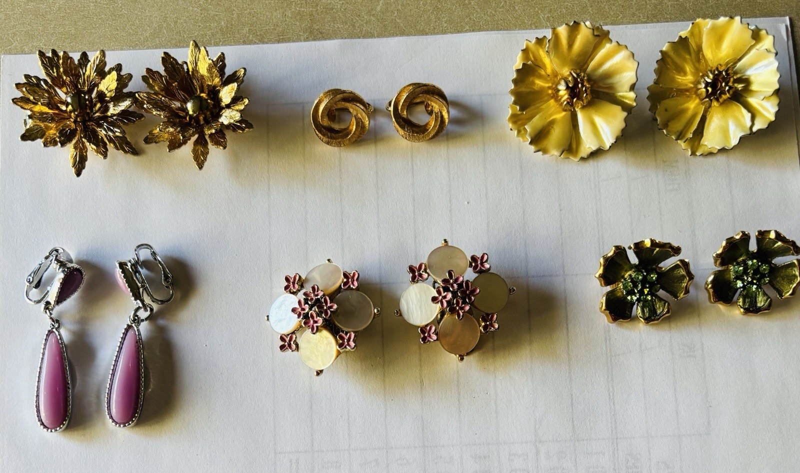 Vintage Mixed Lot 6 Pairs Women’s Fashion Earrings Multicolor Metal Clip on’s.