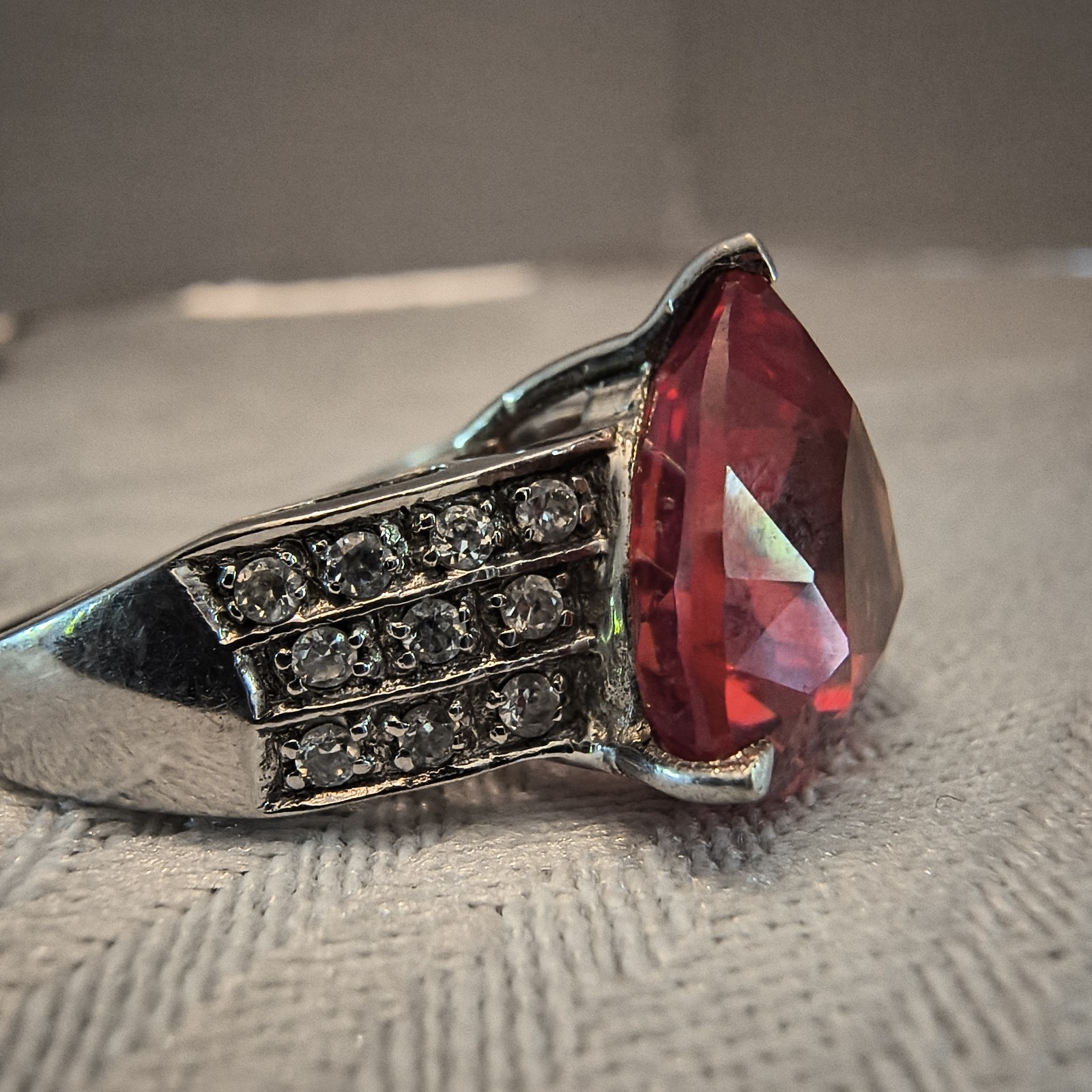 Sterling Silver Cocktail Ring W Trilliant Trillion Cut Red Crystal Gem Sz 6.75