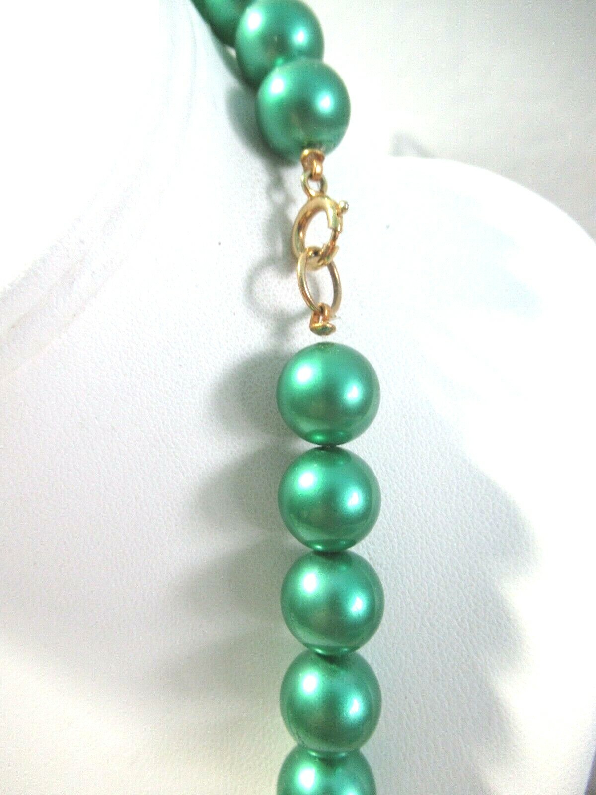 DARK GREEN SATIN COLOR BRUSHED BEADS VINTAGE LUCITE PLASTIC NECKLACE MID CENTURY