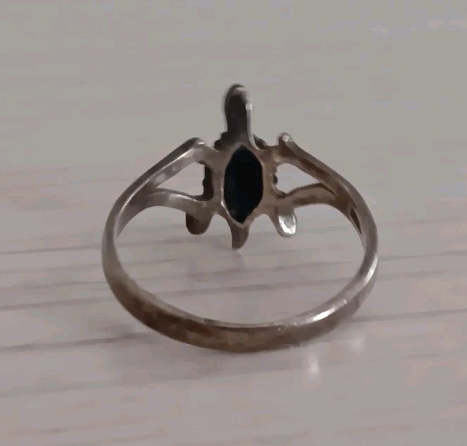 Vintage *Bent Band* Sterling Silver Onyx? Turtle Tarnished Ring Size 7.25
