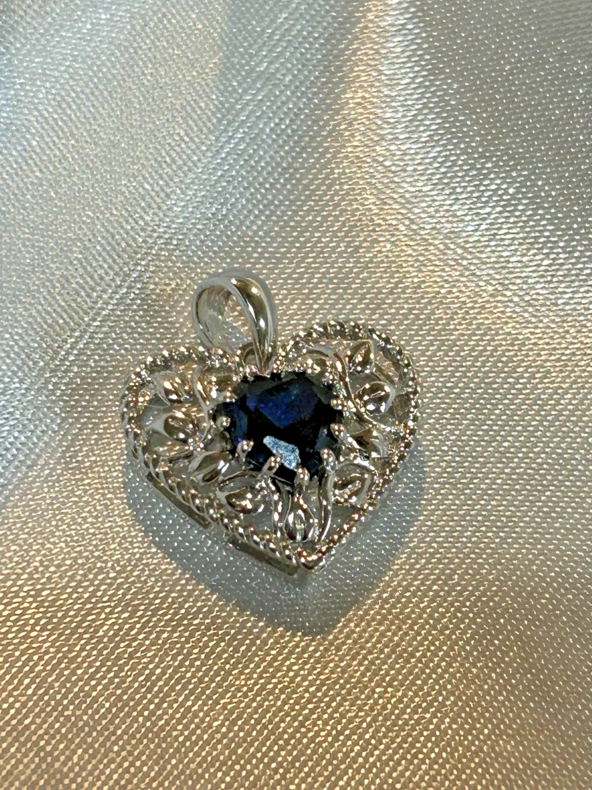 VINTAGE LADIES 10K WHITE GOLD HEART CHARM PENDANT BLUE SAPPHIRE MIDDLE 1.4 GRAMS