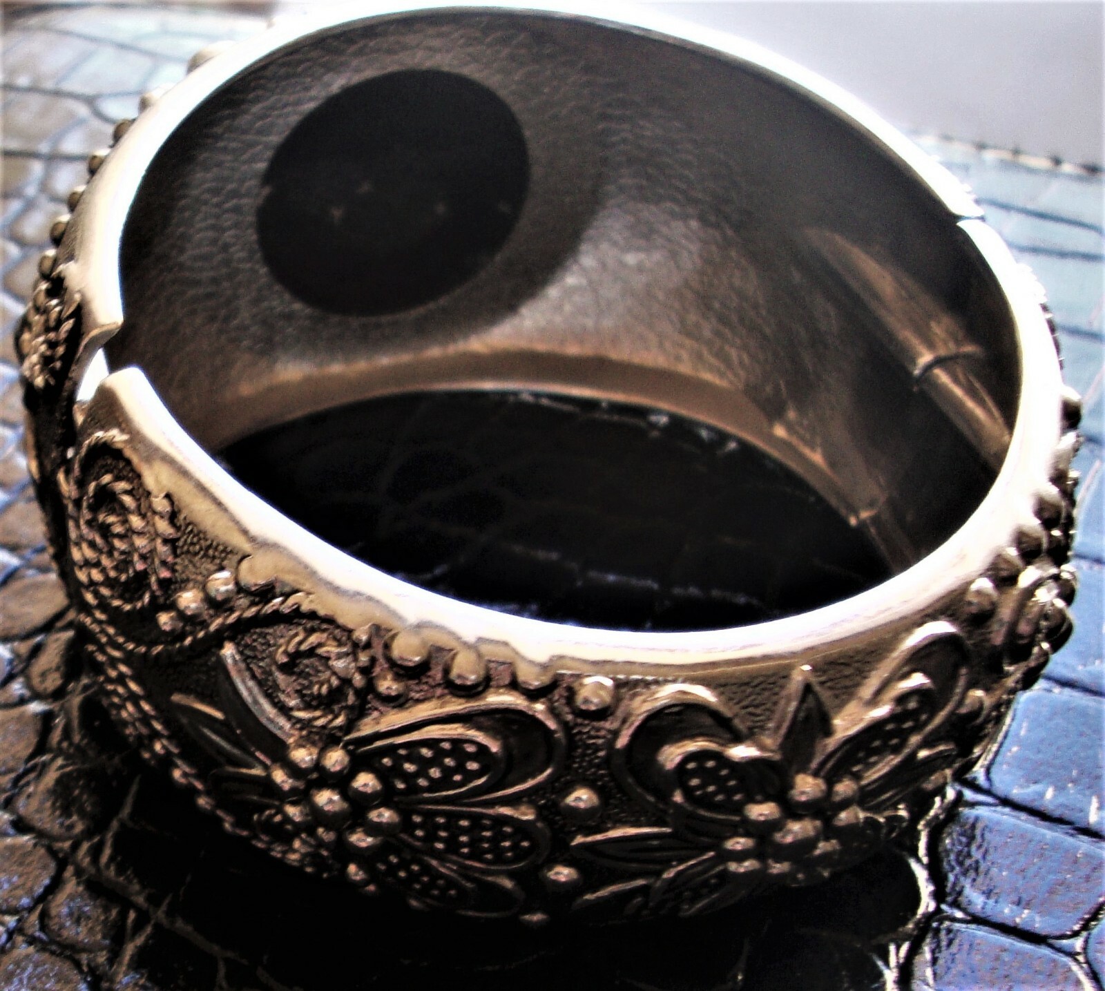 SILVER BANGLE BRACELET BLACK VINTAGE HINGED OPENING RAISED DETAIL FACETED METAL