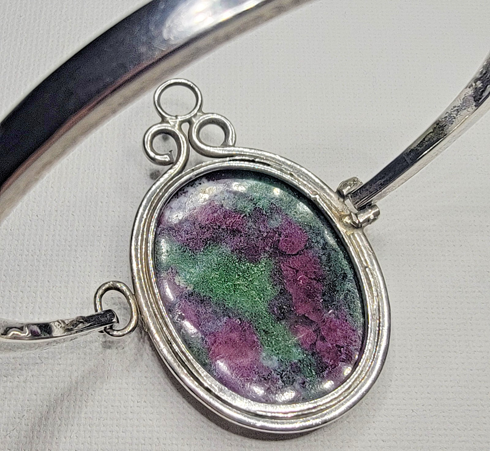 VTG Estate Piece Large RUBY ZOISITE Oval Cab Silver Latch Bangle BRACELET 44g