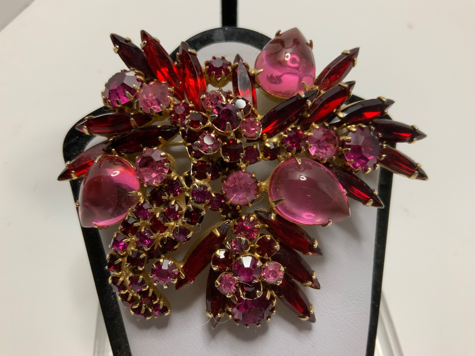 BEAUTIFUL VTG RED,PINK,FUCHSIA GLASS CABOCHON RHINESTONE BROOCH AND EARRINGS SET