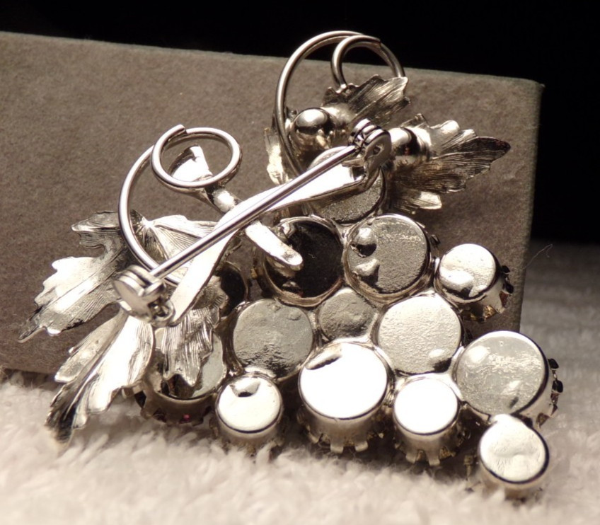 VTG 50s SILVER TONE PURPLE CRYSTAL RHINESTONE WINE VINTNER GRAPE CLUSTER BROOCH
