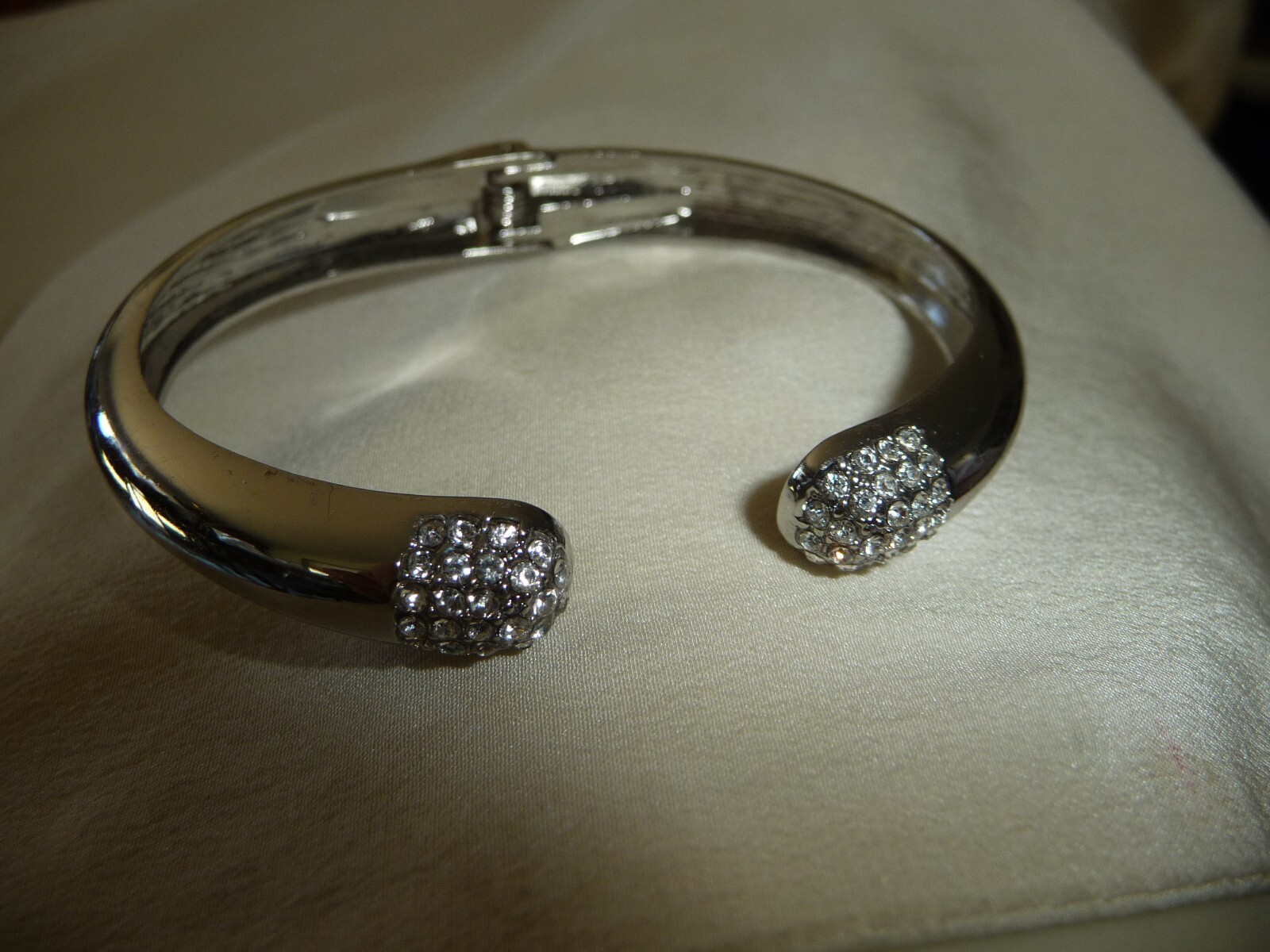 SILVER TONE RHINESTONES ENDS HINGED OPEN BANGLE BRACELET #1/12A