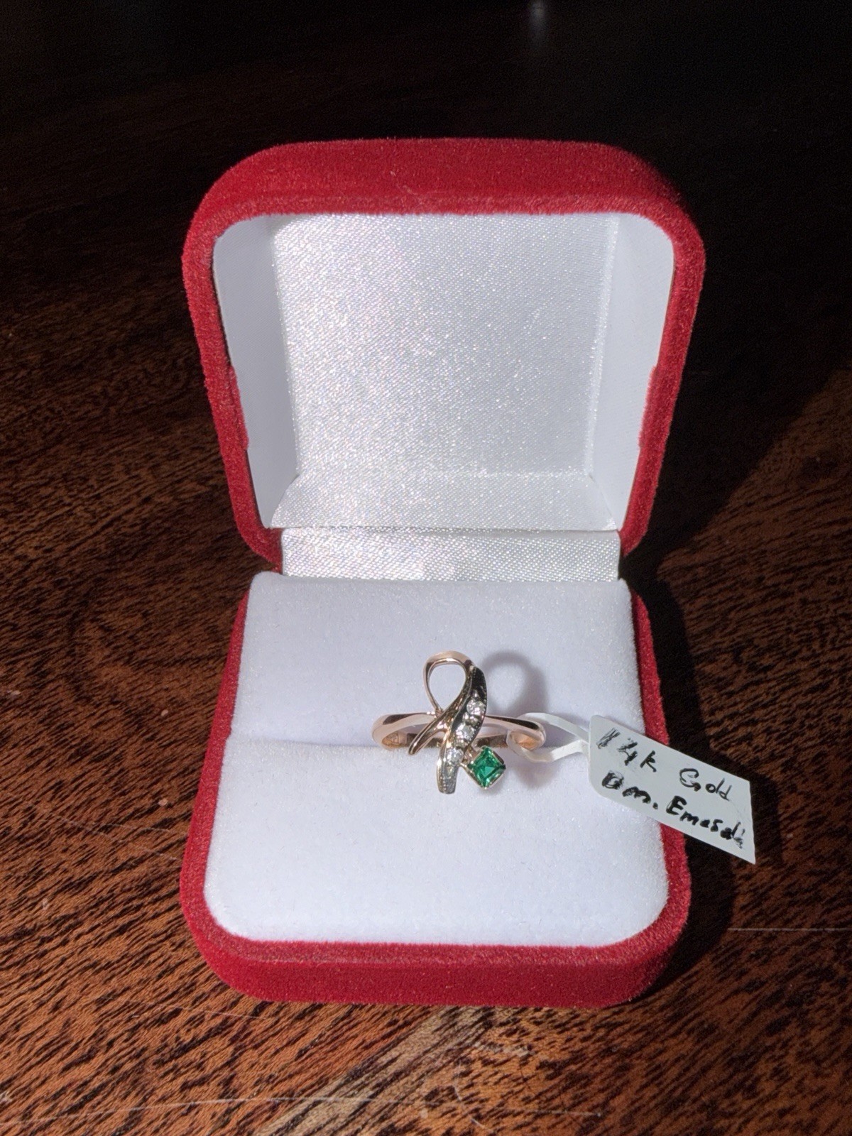 Vintage 14K Gold Emerald & Diamond Accent Ring – Unique Ribbon Design