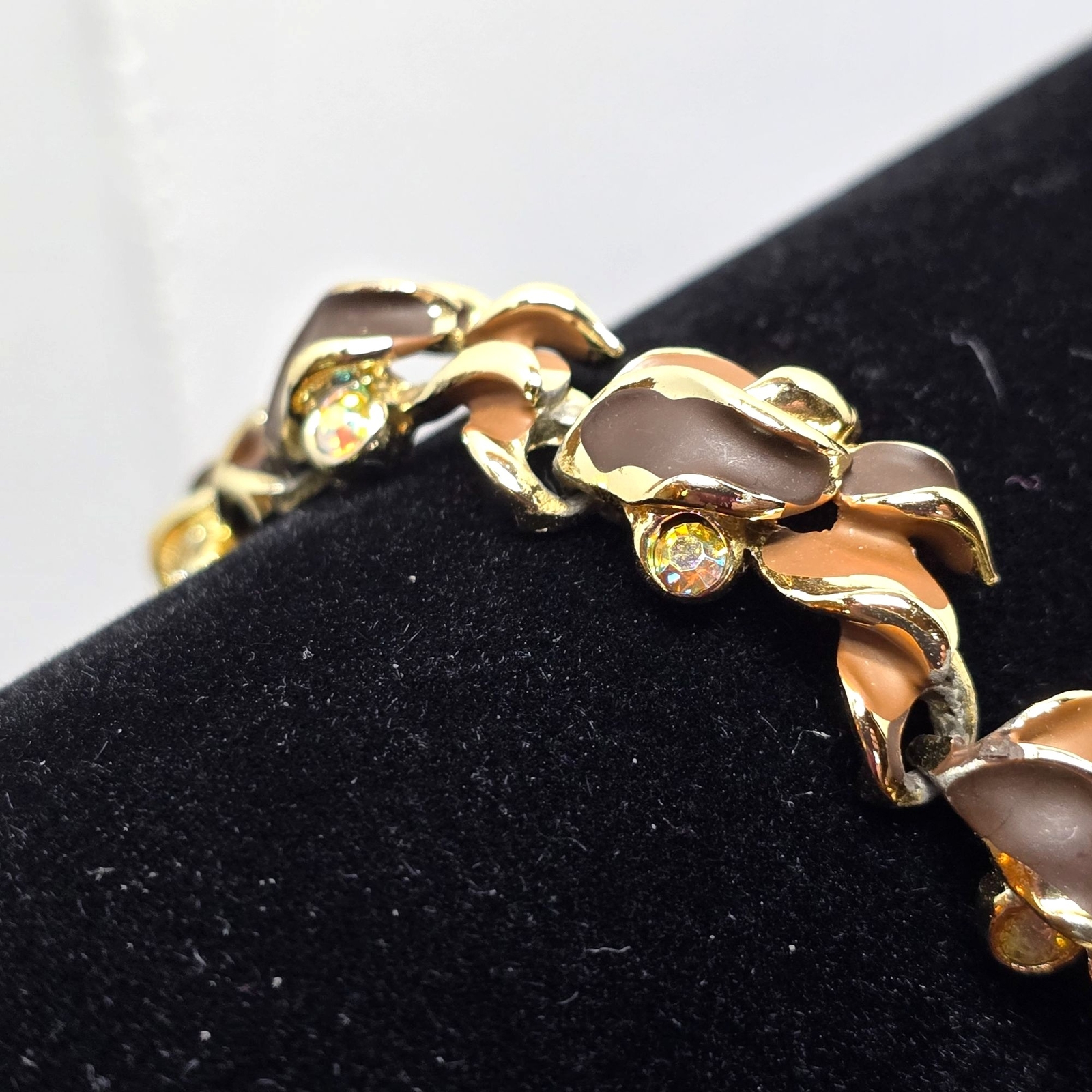 VTG Gold-Tone Leaf Bracelet With Brown Enamel & Rhinestone Accents Clasp Closure