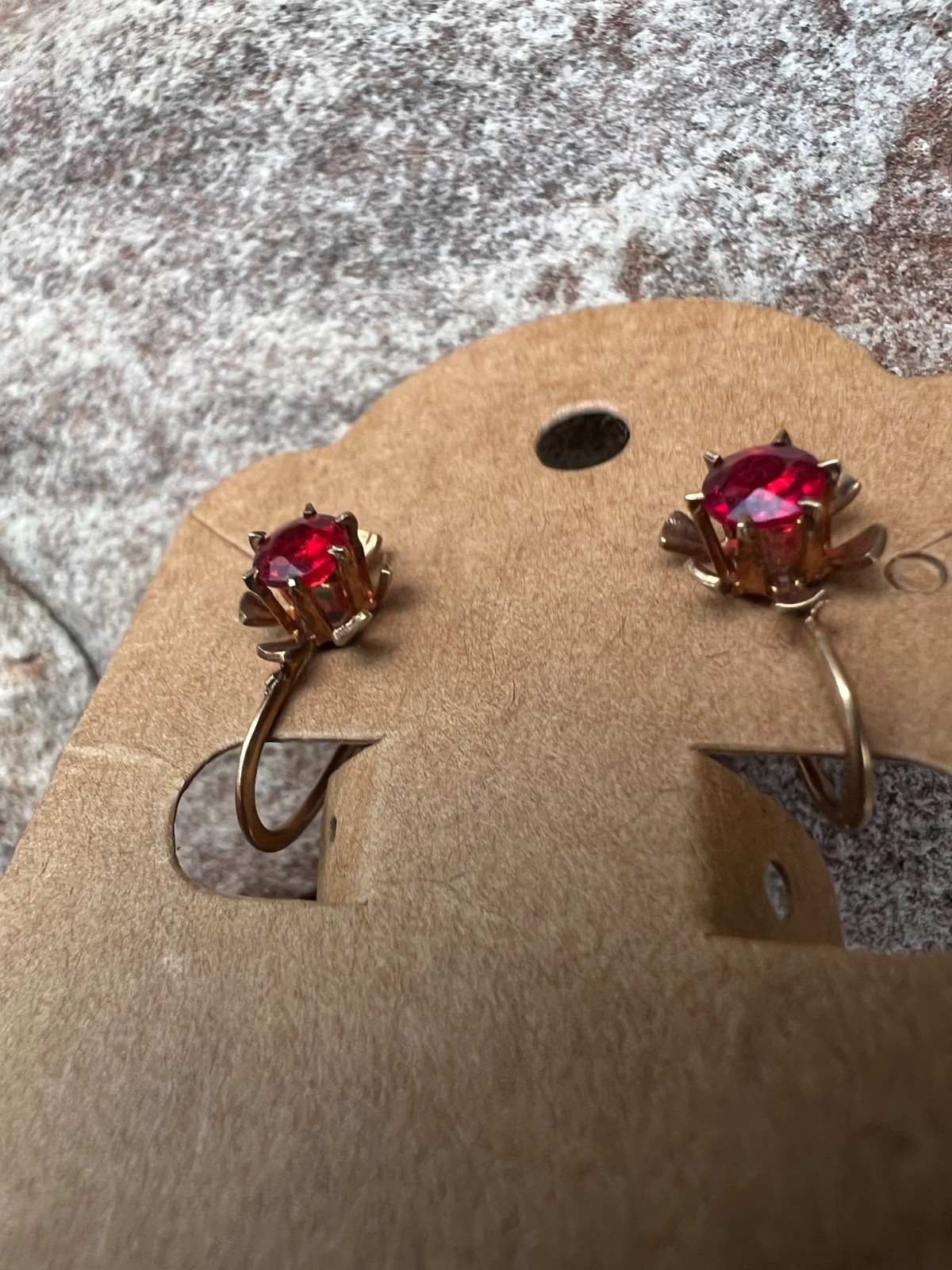 VTG BDA 10K Gold Screw Back Earrings Red Rhinestones 1.5 Grams