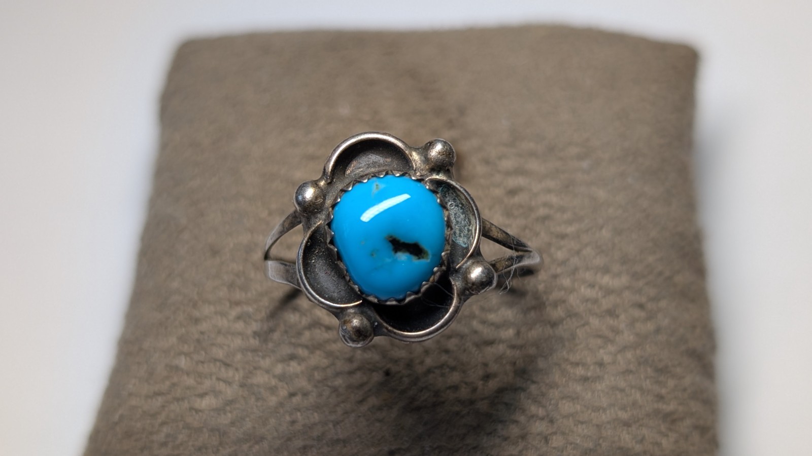VINTAGE STERLING SILVER SOUTHWESTERN TURQUOISE RING ABOUT SIZE 8 1/2