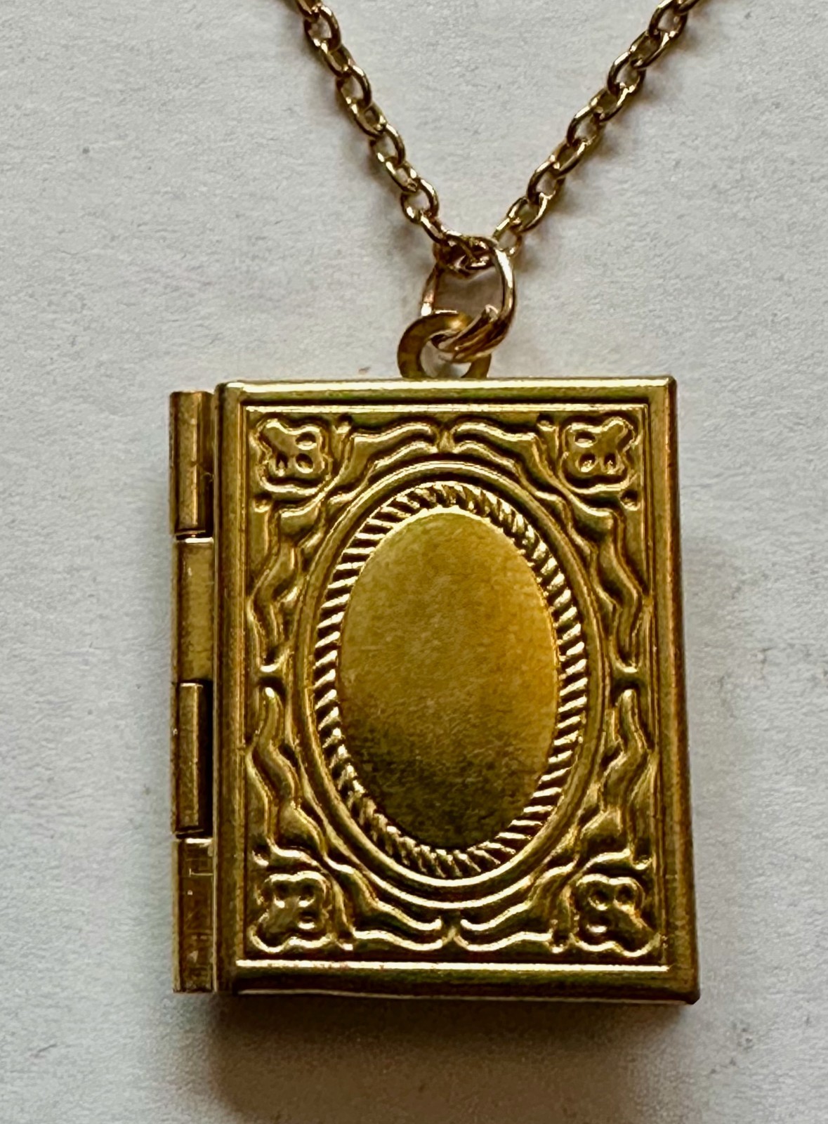 VINTAGE STYLE BOOK LOCKET BOOKLET GOLD TONE METAL PENDANT 1″ NECKLACE 20″ GP