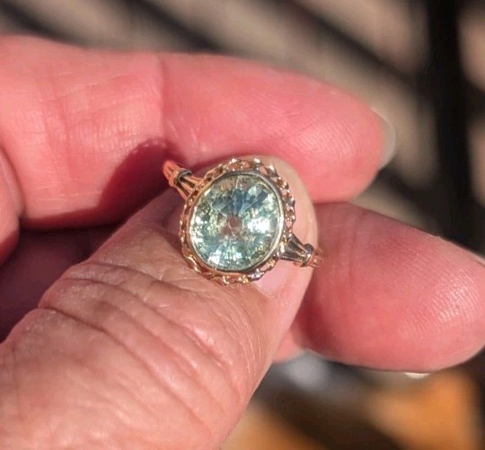 Vintage 10 K Yellow Gold Ring with lime green tourmaline Size 7