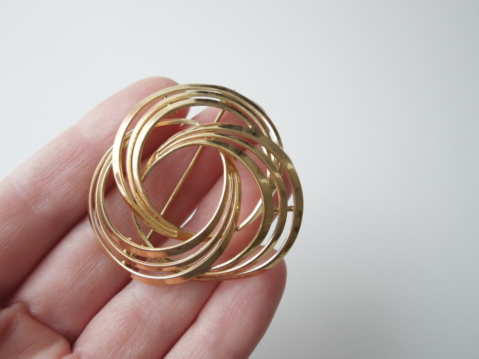 Vintage Brooch Gold Tone Rings Connected Clamped 8.9 G/4.5 X 4.4 Cm
