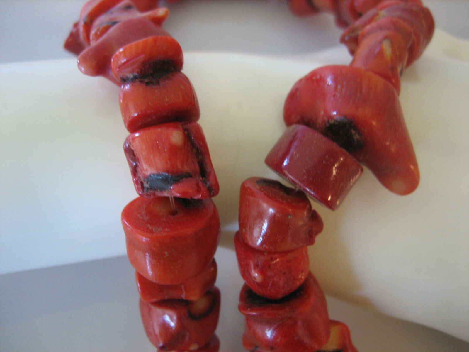 VINTAGE RED SPONGE CORAL SINGLE STRAND NECKLACE 243 GRAMS