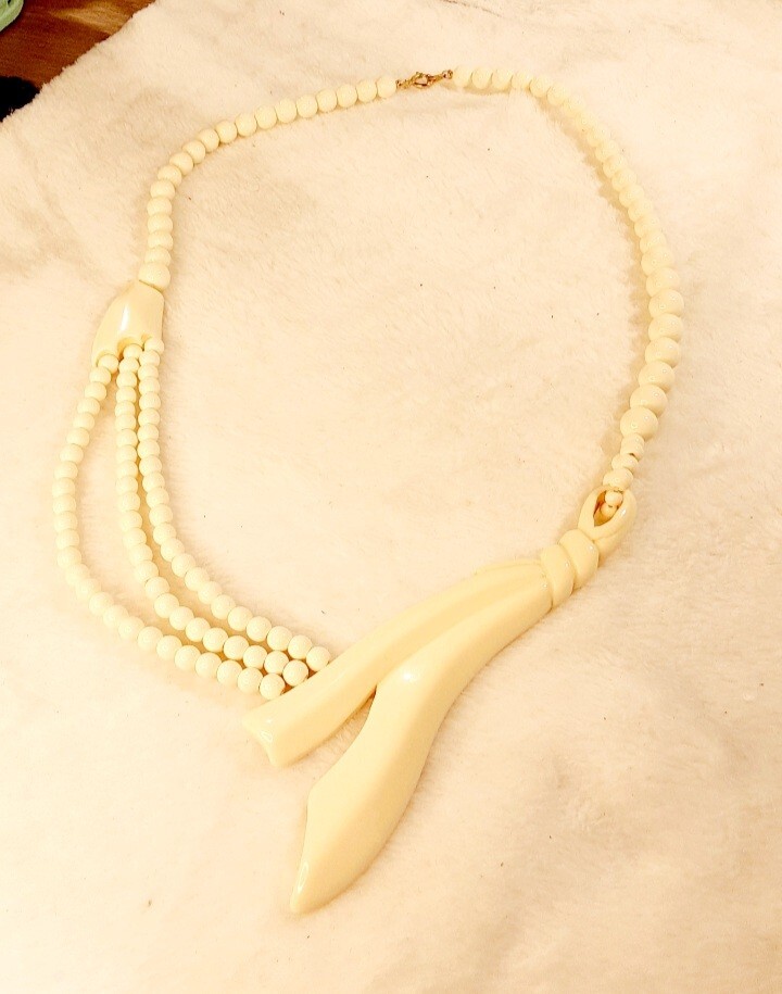 ** AMAZING Vintage Lucite Necklace – Rare Design – 24 Inch **