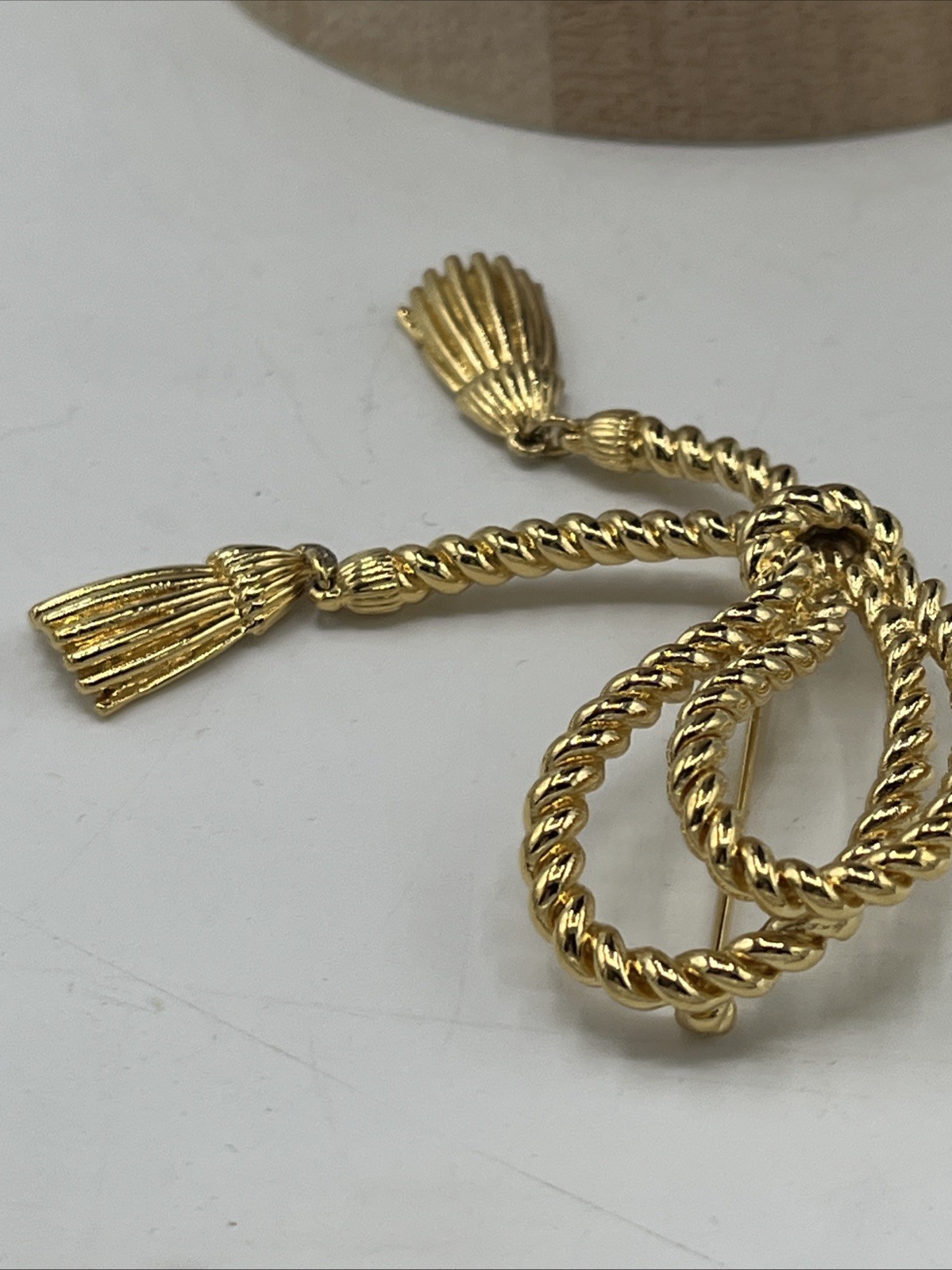 Unsigned Vintage Avon Decorative Tassel Pin Brooch Gold Tone Knotted Rope-Look