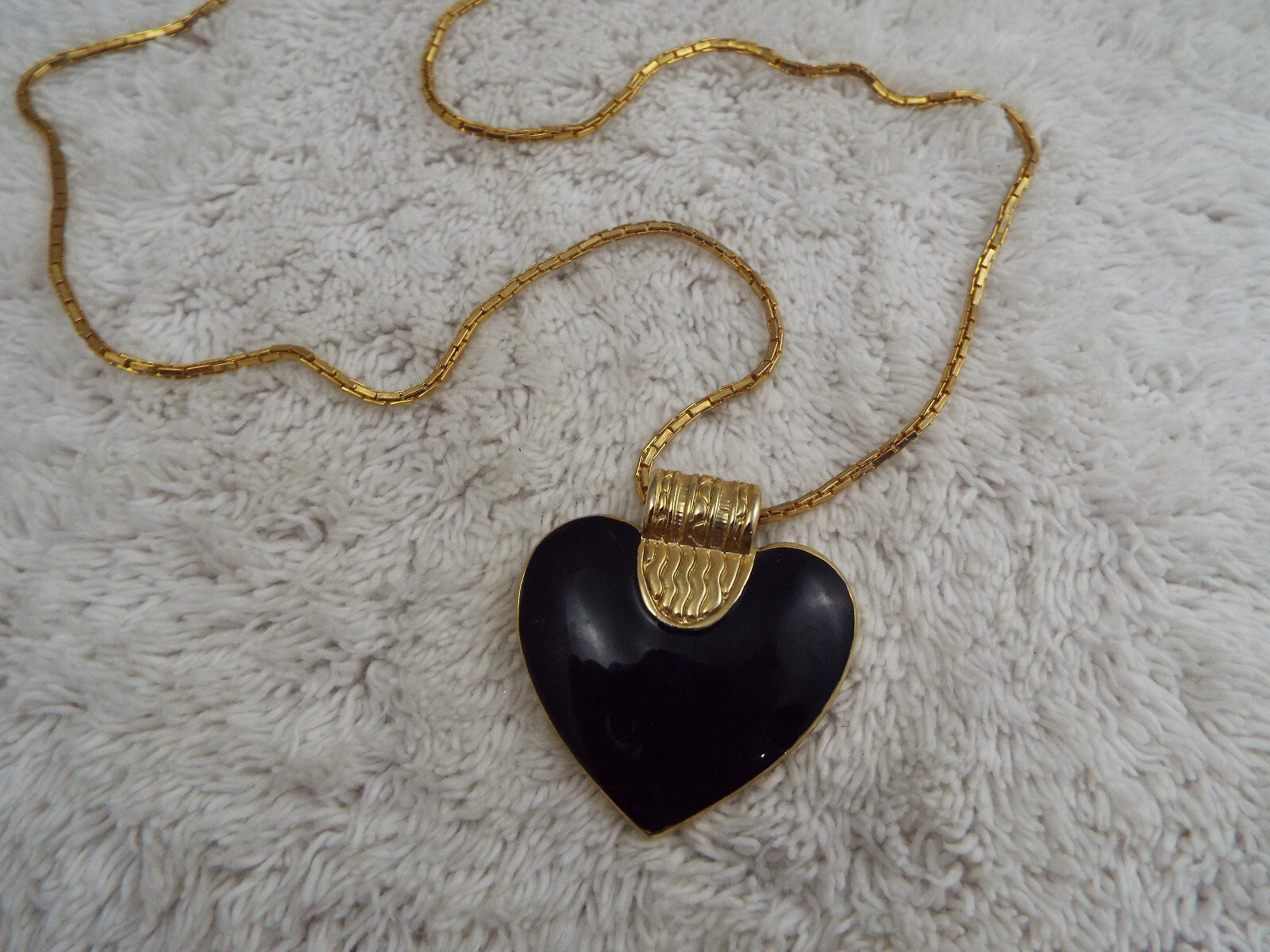 WHITE STAG Goldtone Black Heart Pendant Necklace (B8)