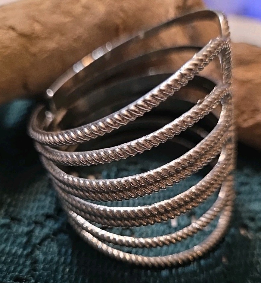 Vtg Silvertone Scalloped Front Opening Hinged Cuff Bracelet 16.51CM 6.5″ V12