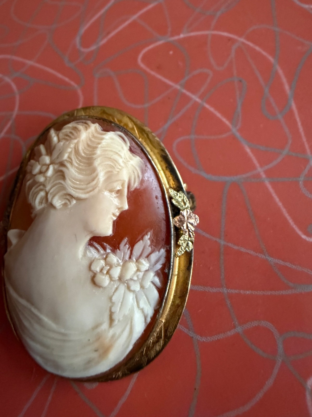 Antique Victorian 10KY Yellow Gold Hand Carved Portrait Cameo Brooch