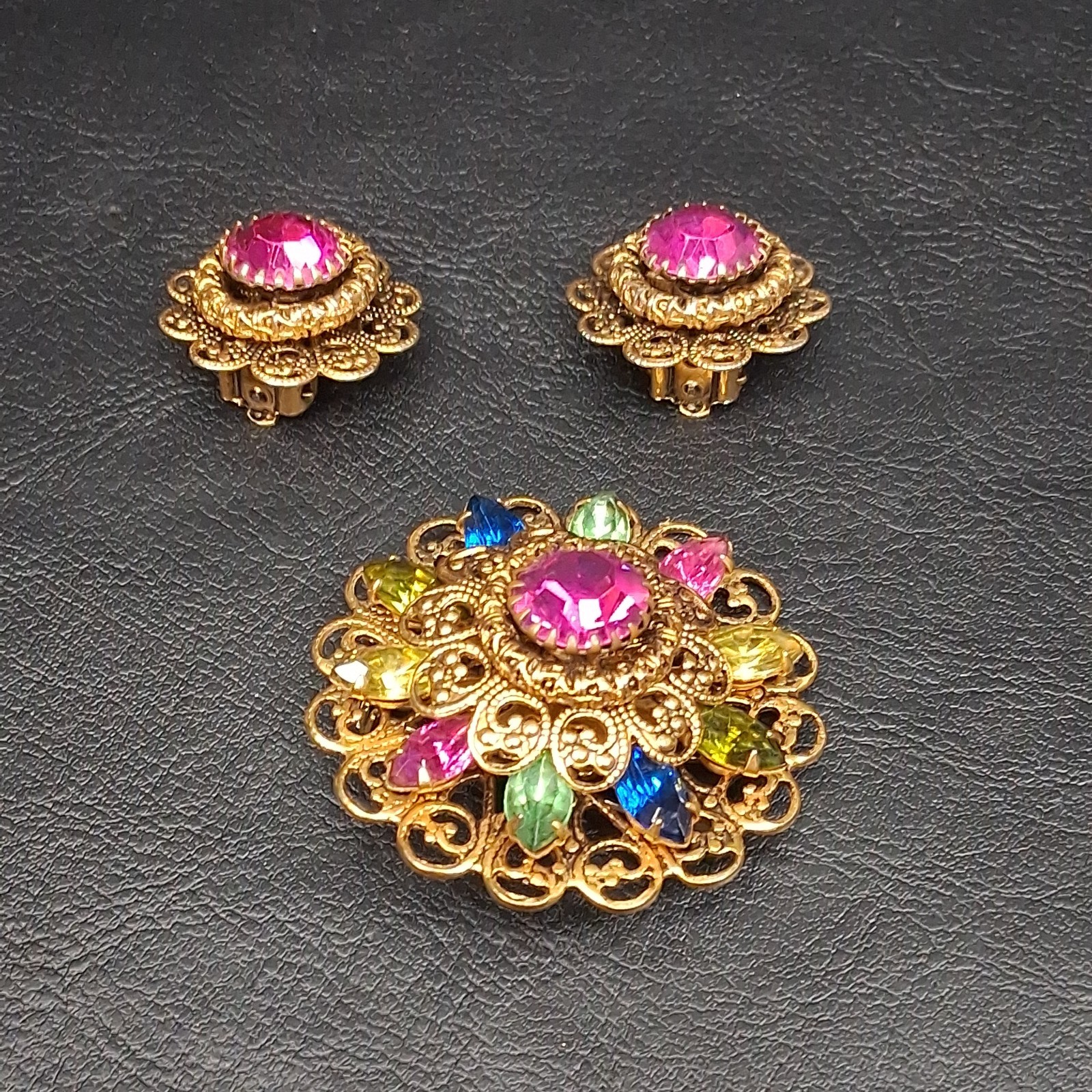 Vintage Multicolor Rhinestone Filigre Flower Brooh & Clip Earrings Set. 18.093