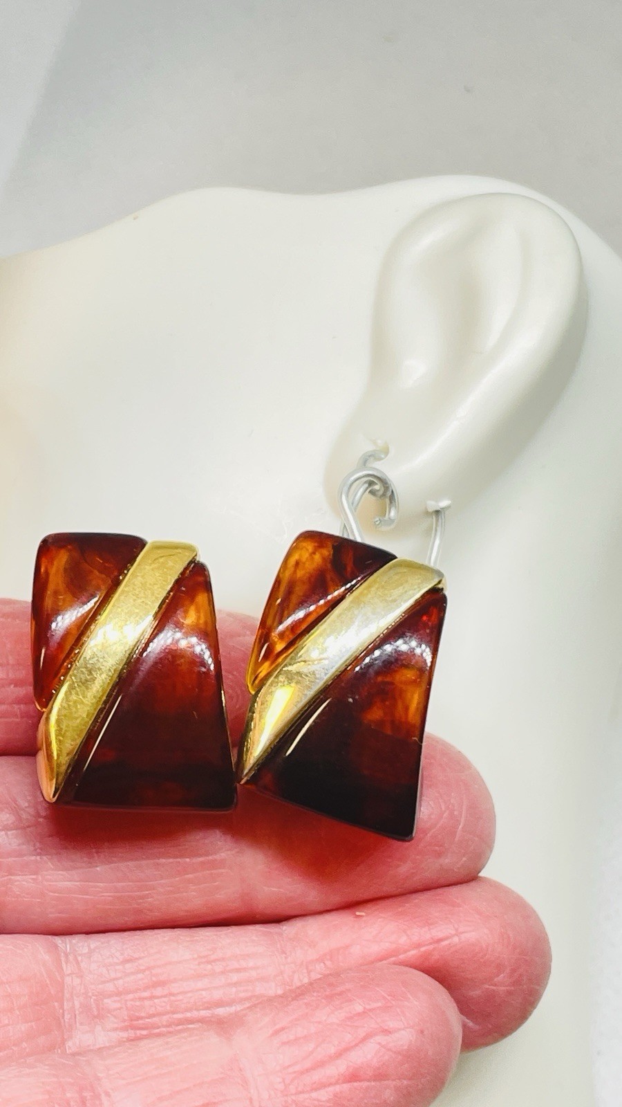 Vintage Napier Faux Amber Resin Screwback Earrings 1″ GoldtoneHigh-end Estate