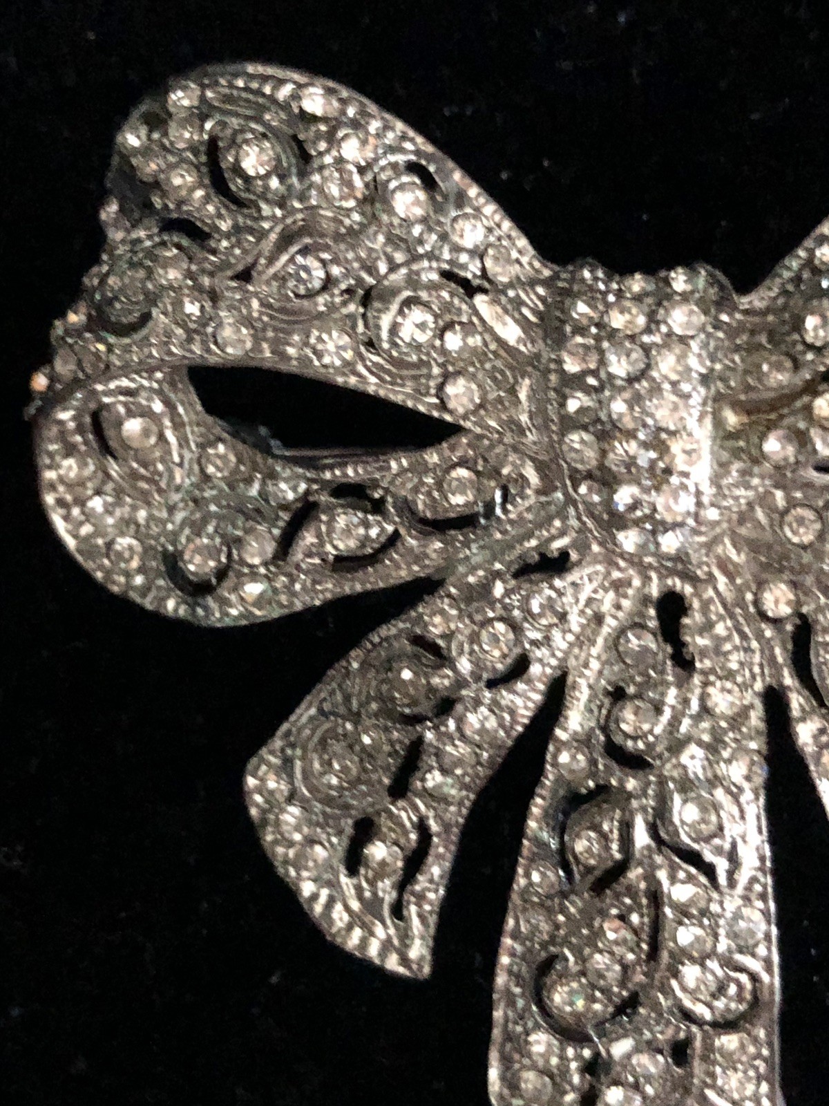 VINTAGE VICTORIAN TRADING CO. RHINESTONE BROOCH PENDANT SILVER TONE BOW