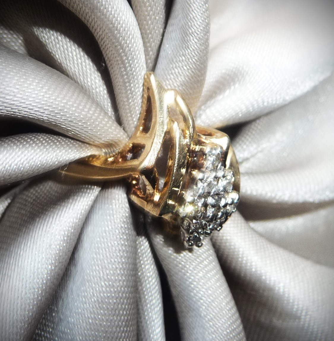 GORGEOUS ESTATE VINTAGE DESIGNER VR 14K YELLOW GOLD DIAMOND CLUSTER RING!