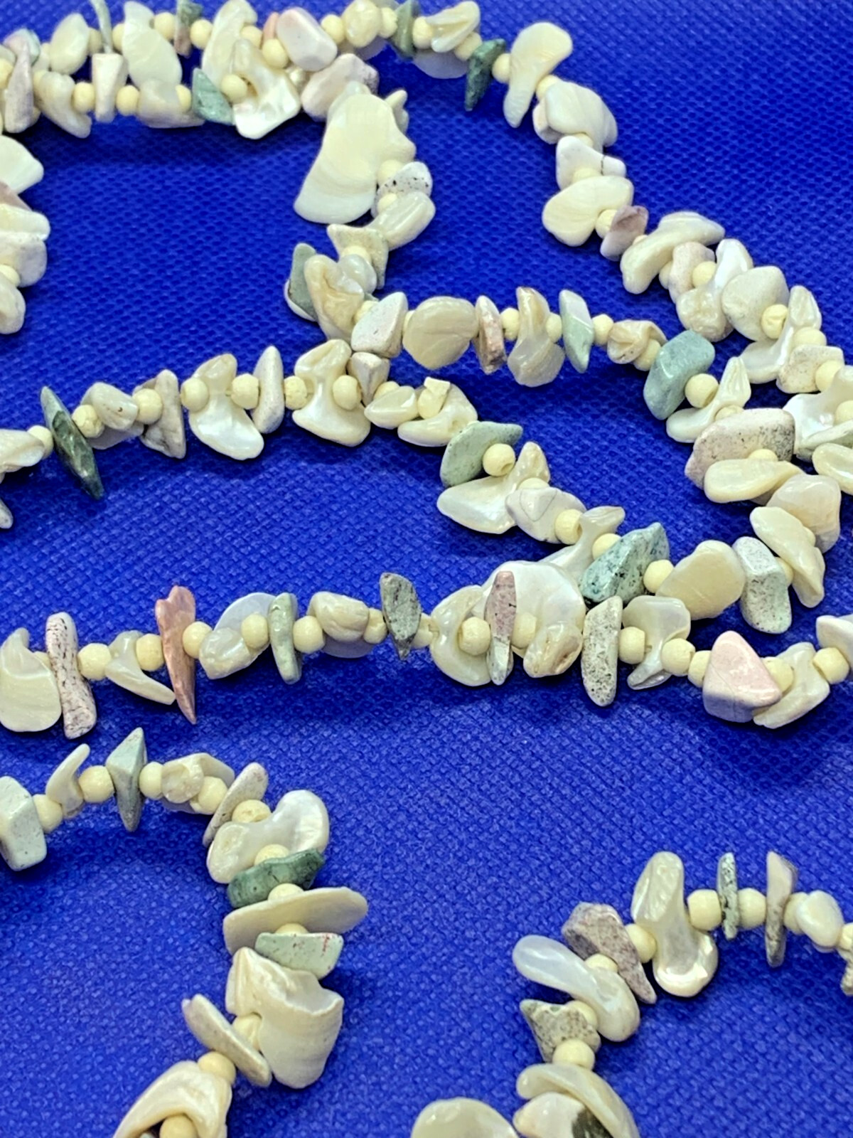 Vintage Women’s Mother-Of-Pearl Beaded Rock and Shell Strand Necklace