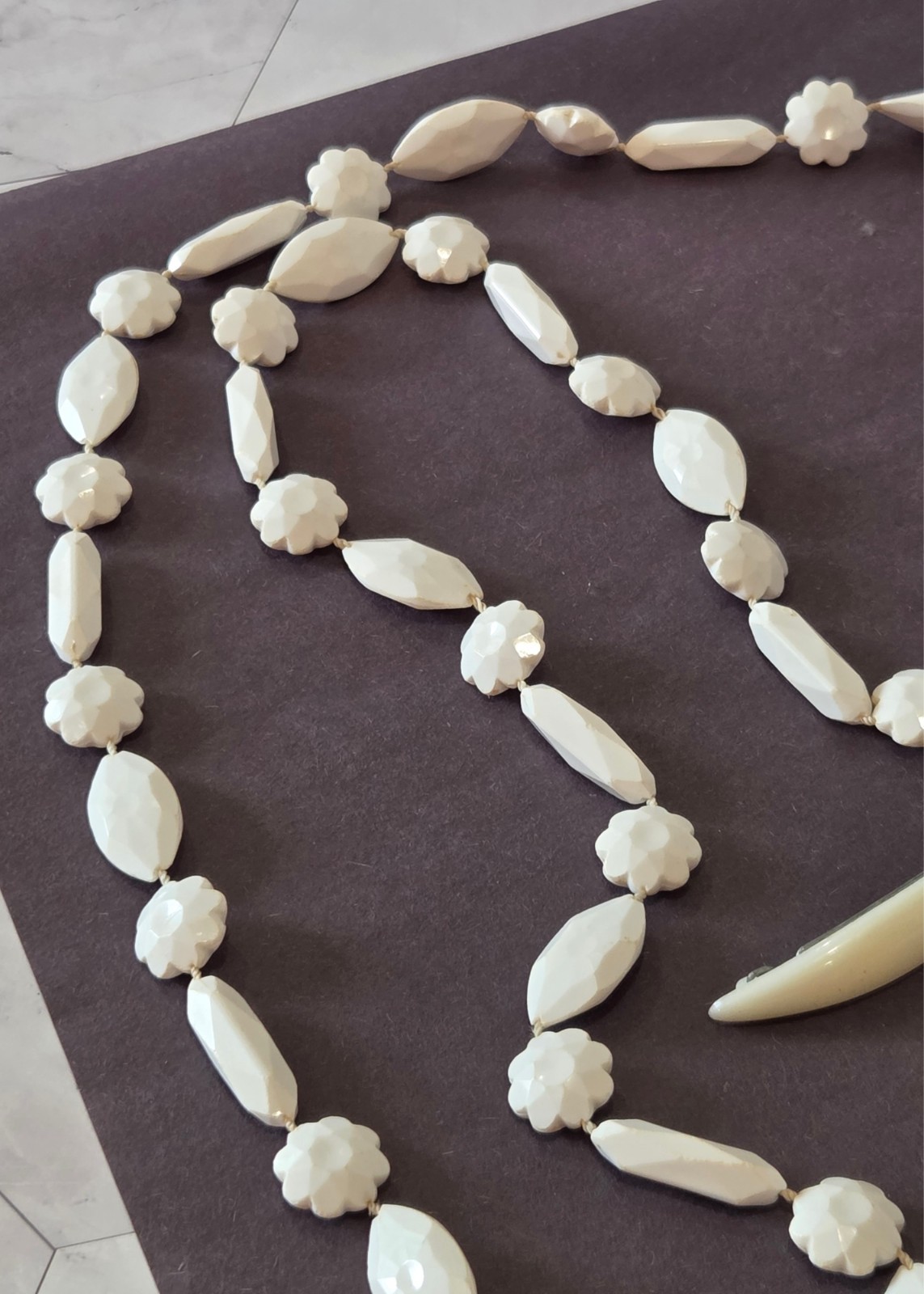 VINTAGE-RETRO Fabulous 2 Piece White Beaded Necklace / Barrette Set mixed brands