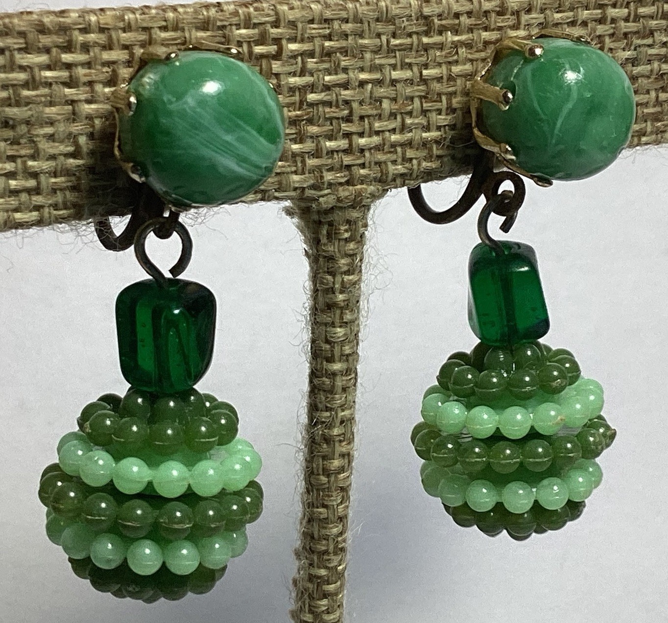 AWESOME VTG MOD PAIR OF GREEN DROP DANGLE CLIP-ON EARRINGS JAPAN GLASS PLASTIC