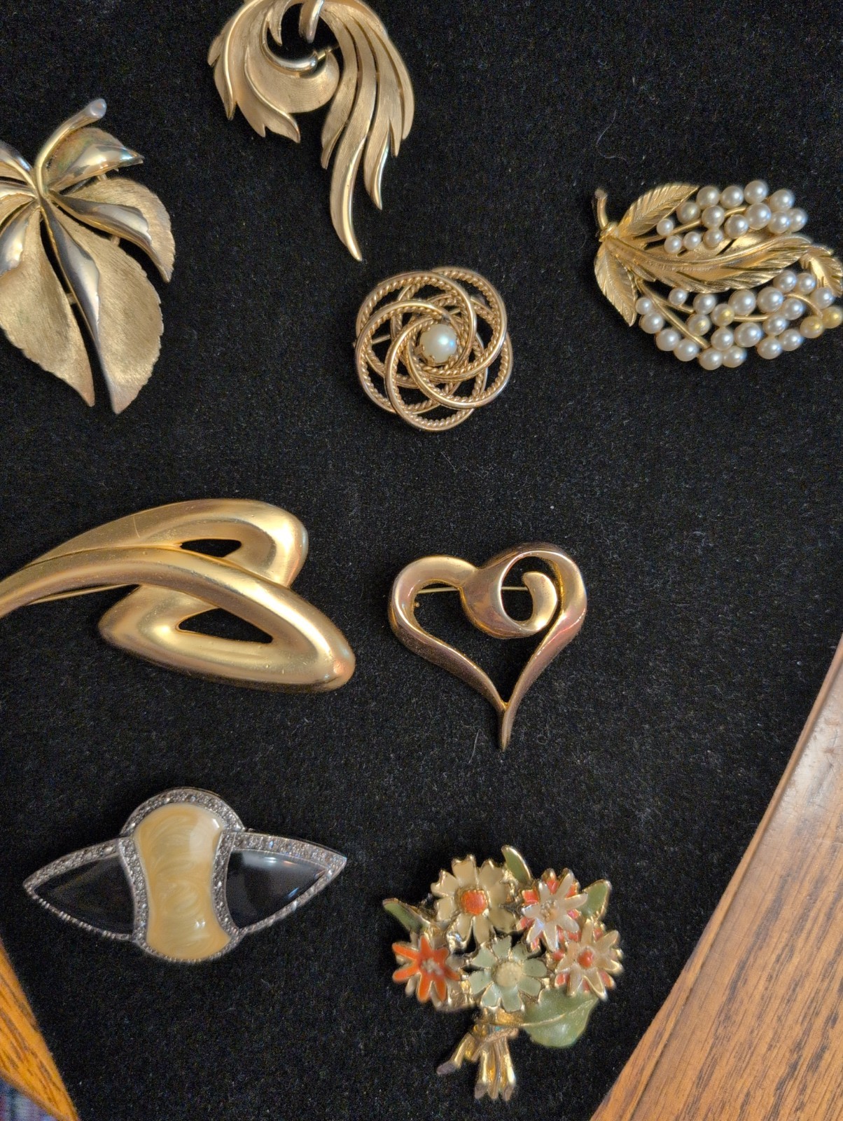 Vintage Trifari , Lisner, Gold Tone Brooches Lot of 8. 4 (Signed)