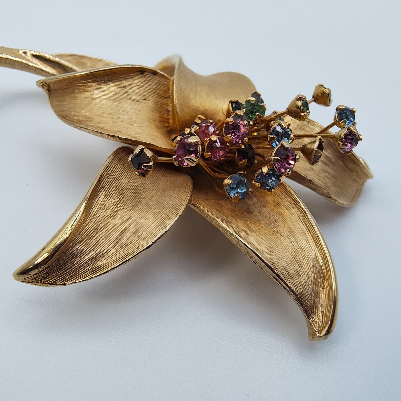Vintage Calla Lily Brooch Brushed Gold Tone Multicolor Rhinestone Pistil Flower
