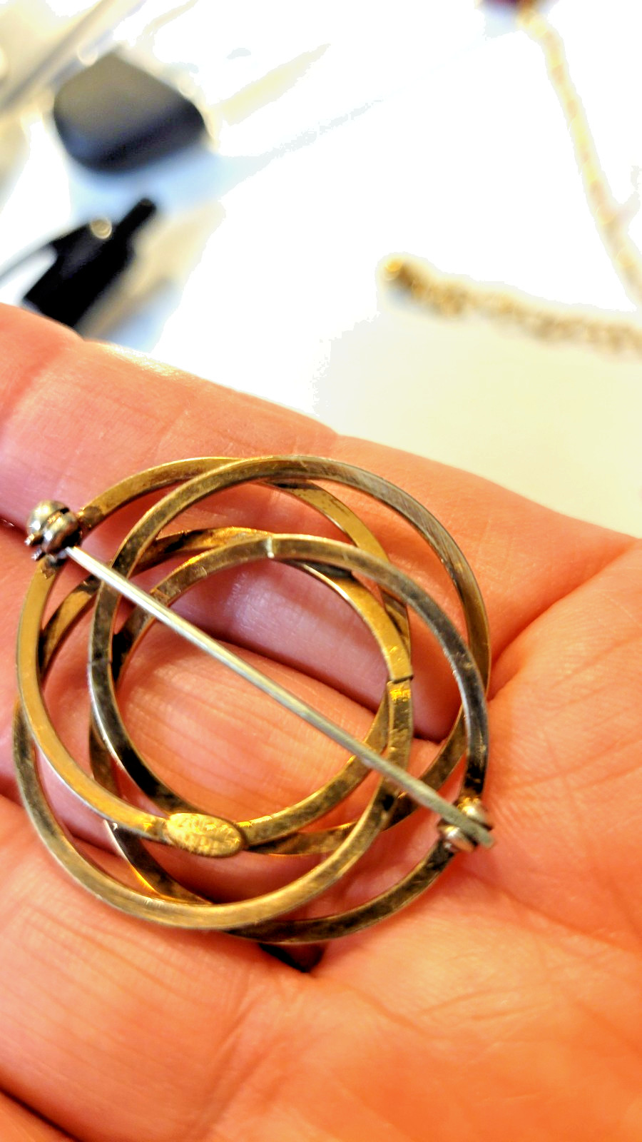 Vintage love knot circle pin 1+1/4″ marked 1/20 gold filled WRF used good cond.