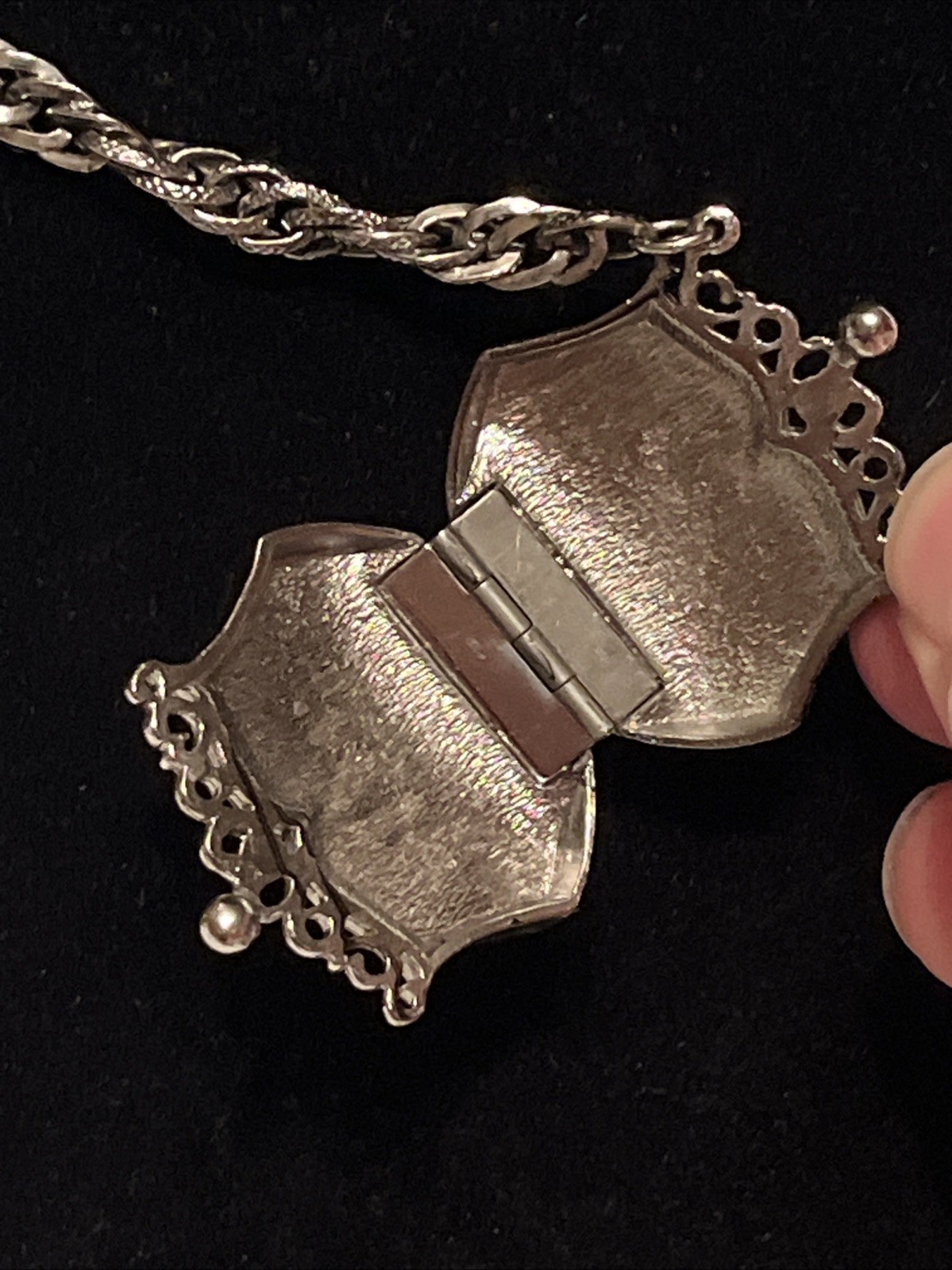 Vintage Beautiful Silver Tone Purse Locket Pendant Hinged Necklace Peacock 16.5”