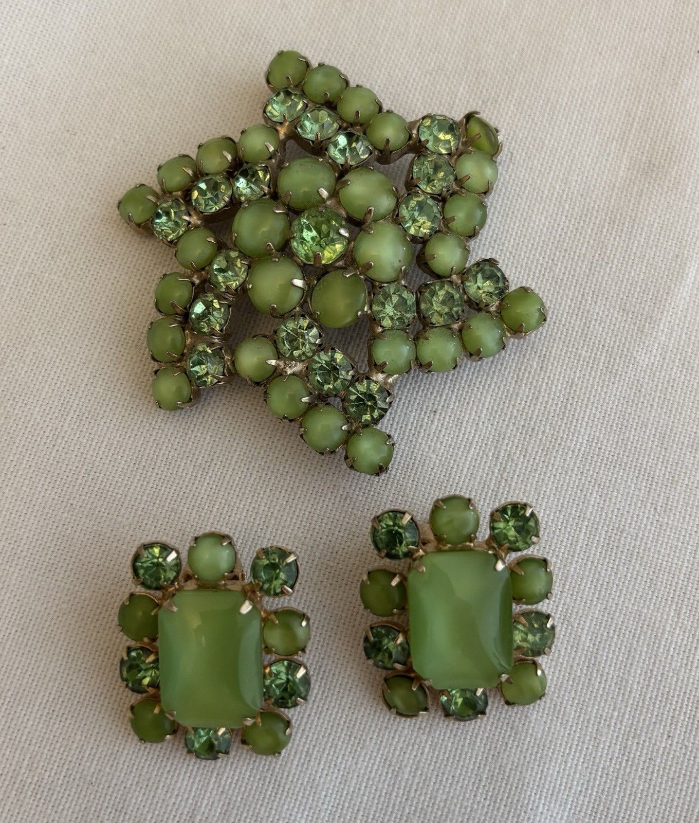 Stunning Vintage Green Brooch and Earrings Set. Excellent Condition