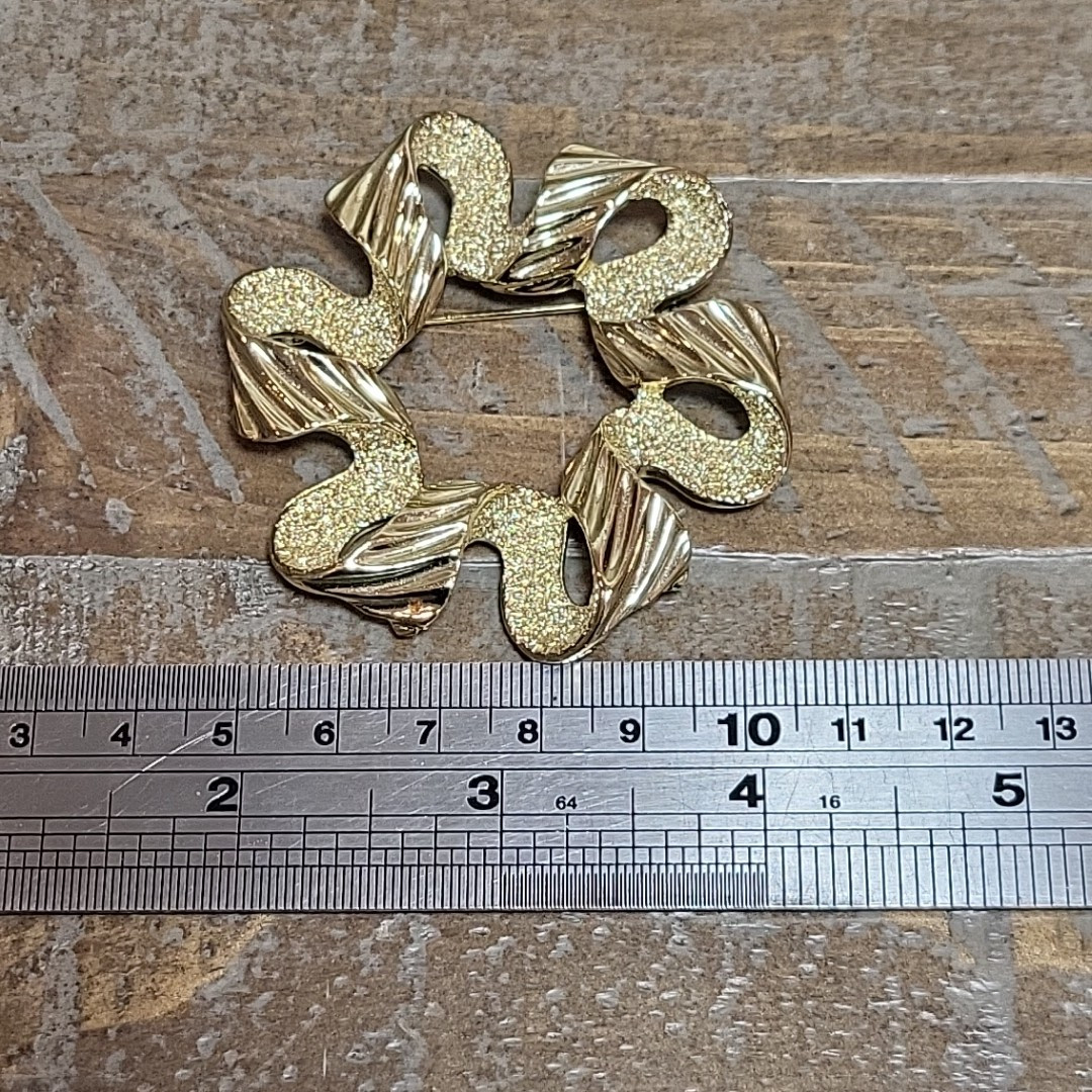 VTG 80’s Sarah Coventry Brooch Pin Gold Tone 2.5″ Textured Swirl Ribbon Wreath