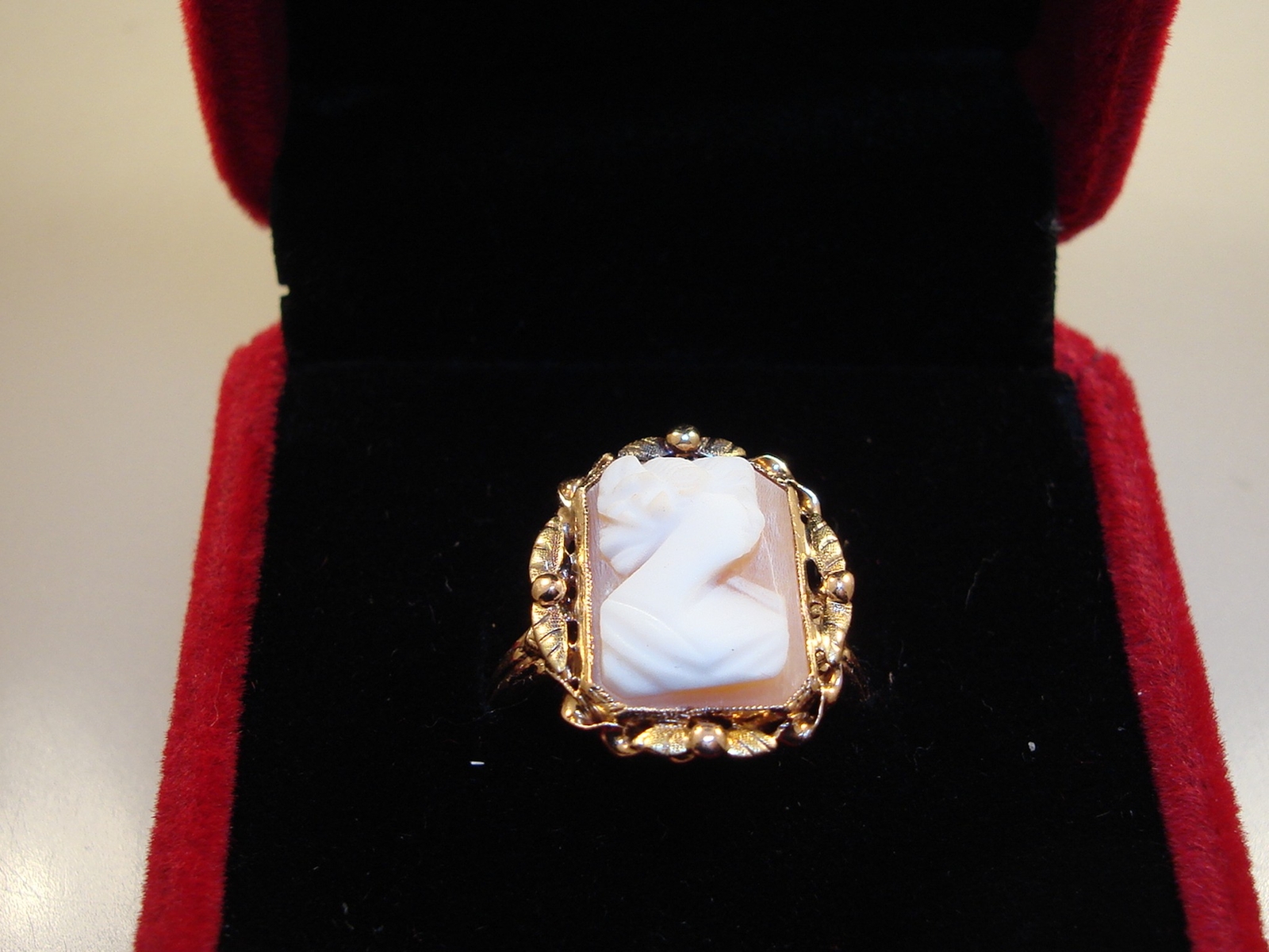 LOVELY ART DECO 10K GREEN & ROSE GOLD CARVED SHELL CAMEO RING SIGNED BDA!