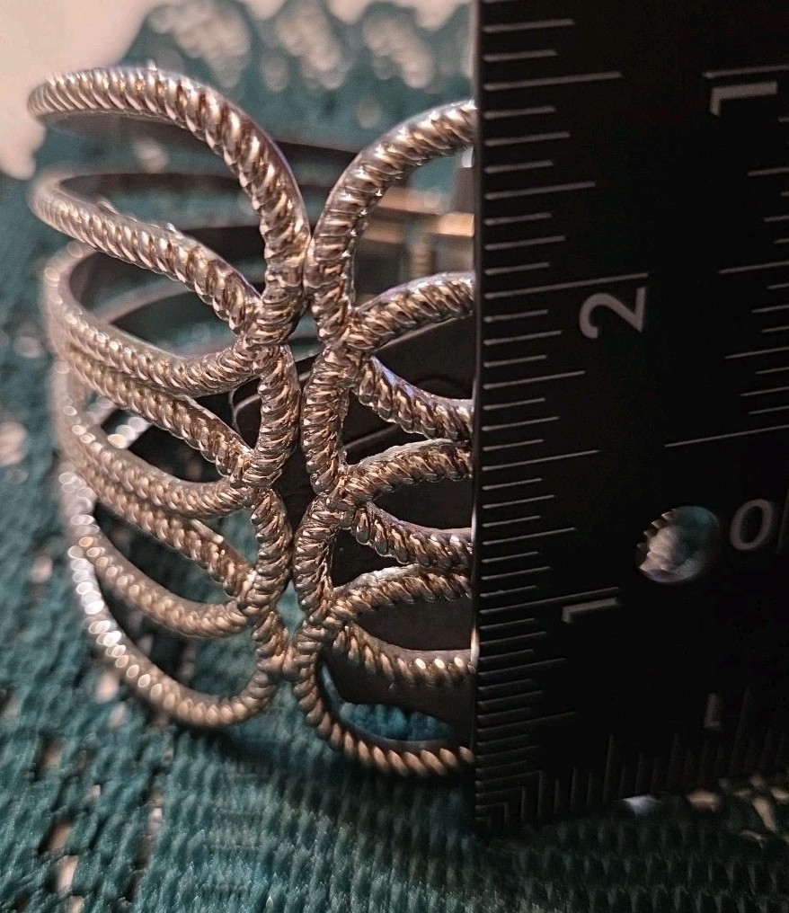 Vtg Silvertone Scalloped Front Opening Hinged Cuff Bracelet 16.51CM 6.5″ V12